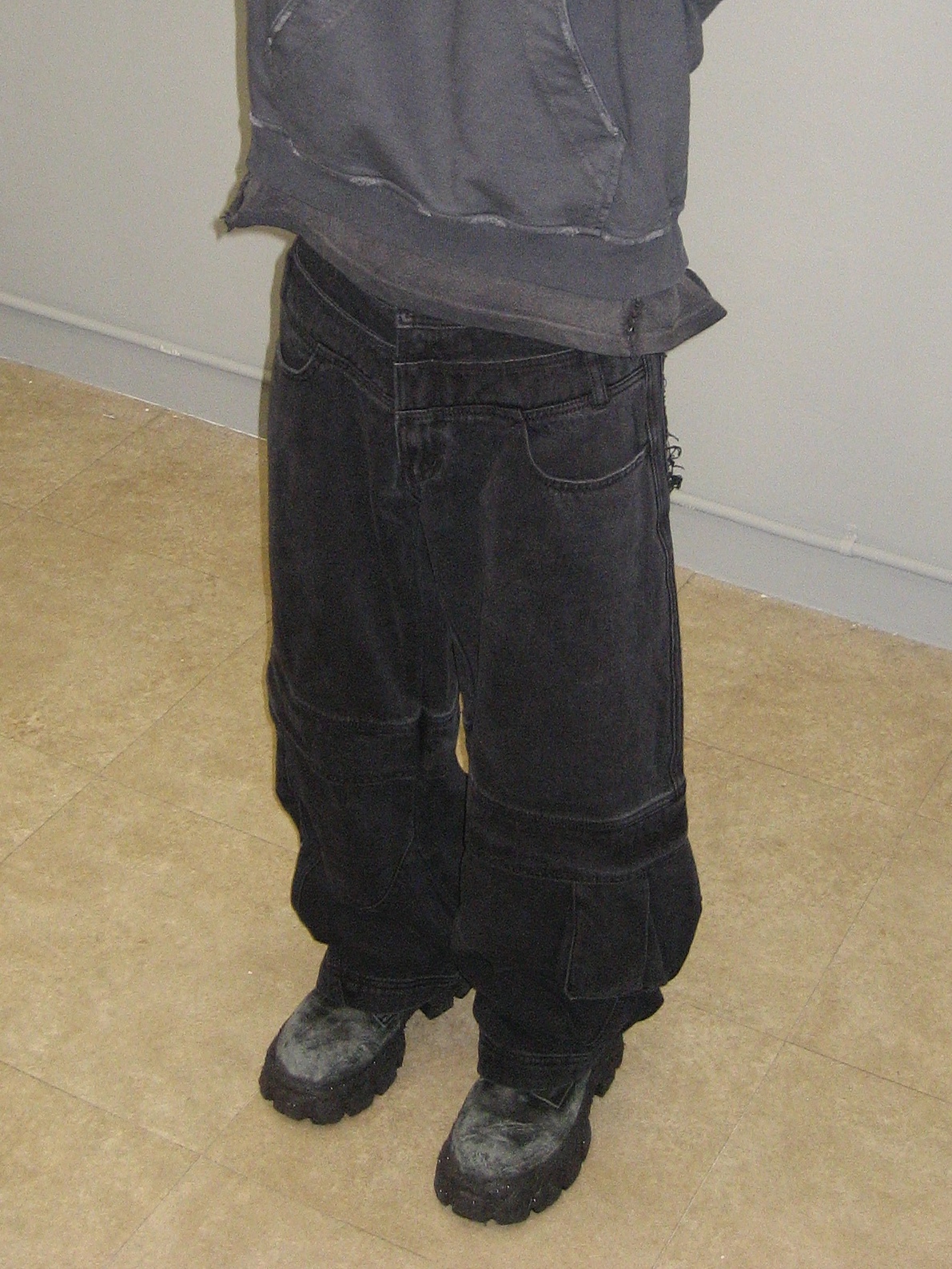 [KREAM 단독] BLR x POG Divided Curved Line Double Buckle Pants Black, BLR Destroyed Gradation Bleached Short Sleeve T-Shirt Black 착용 스타일 - 1