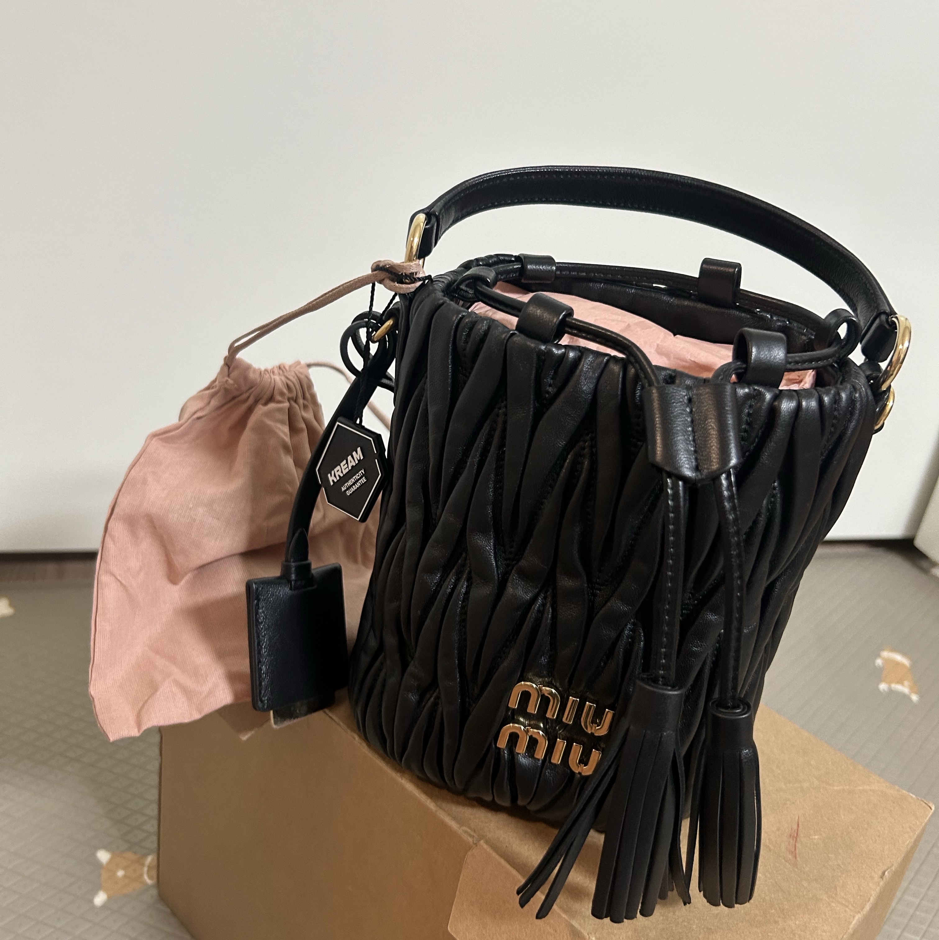 Miu Miu Matelasse Nappa Leather Bucket Bag Black 착용 스타일