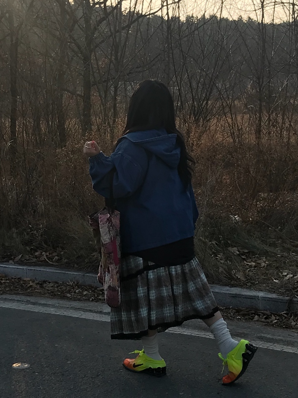 Nike x Martine Rose Shox MR4 Safety Orange 착용 스타일 - 3