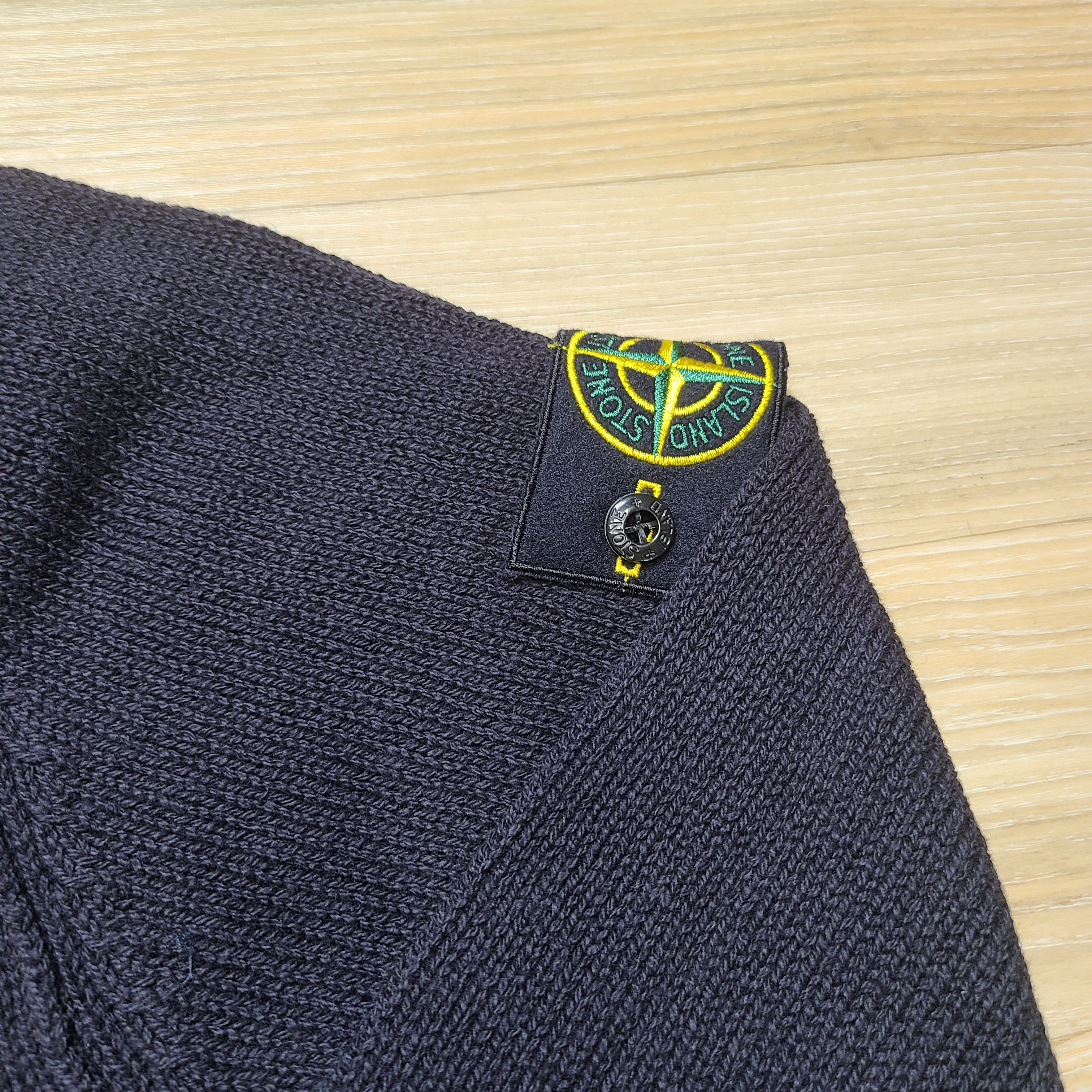 Stone Island Wappen Patch Cotton V-Neck Cardigan Navy - 24SS 착용 스타일 - 2