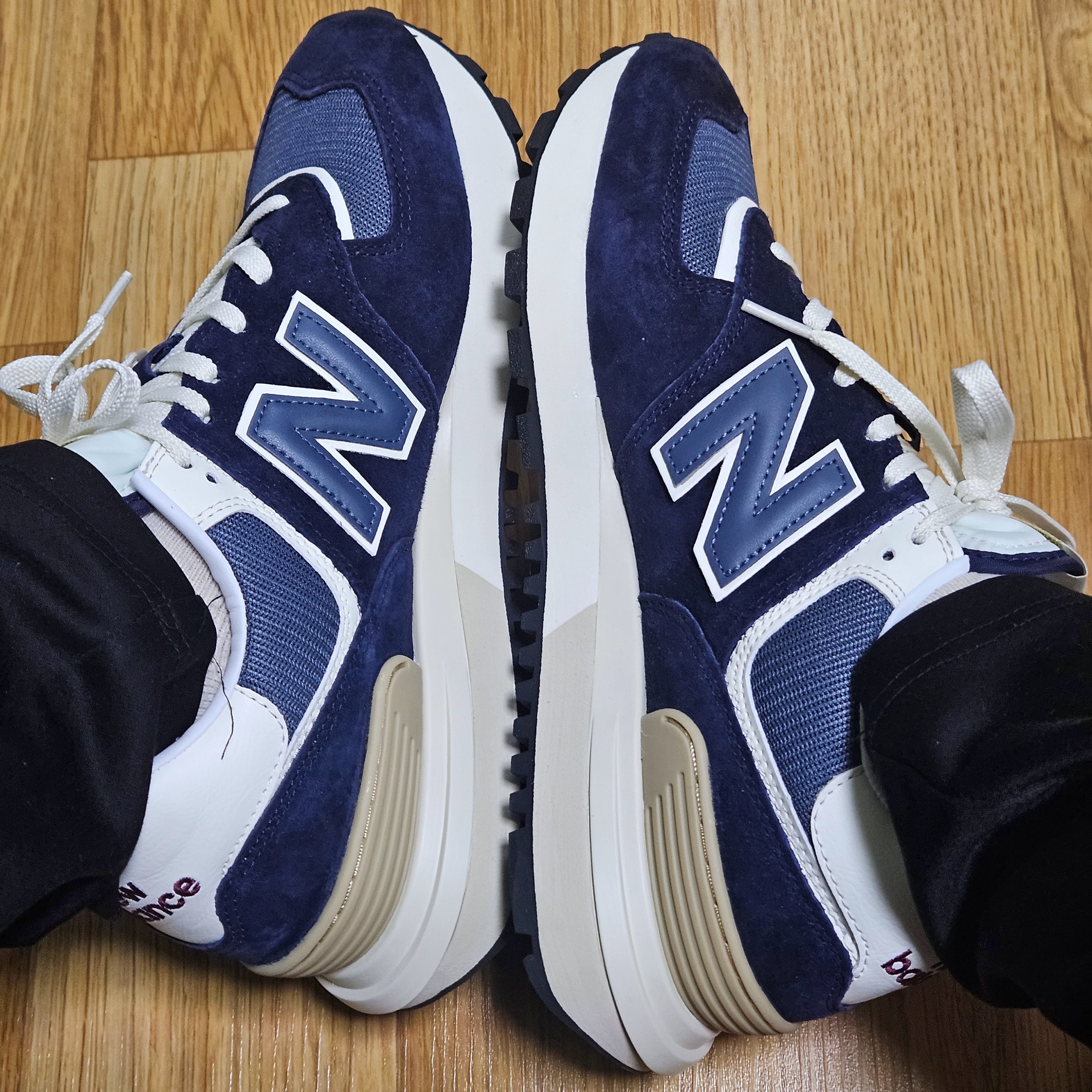 New Balance 574 Legacy Navy 착용 스타일 - 2