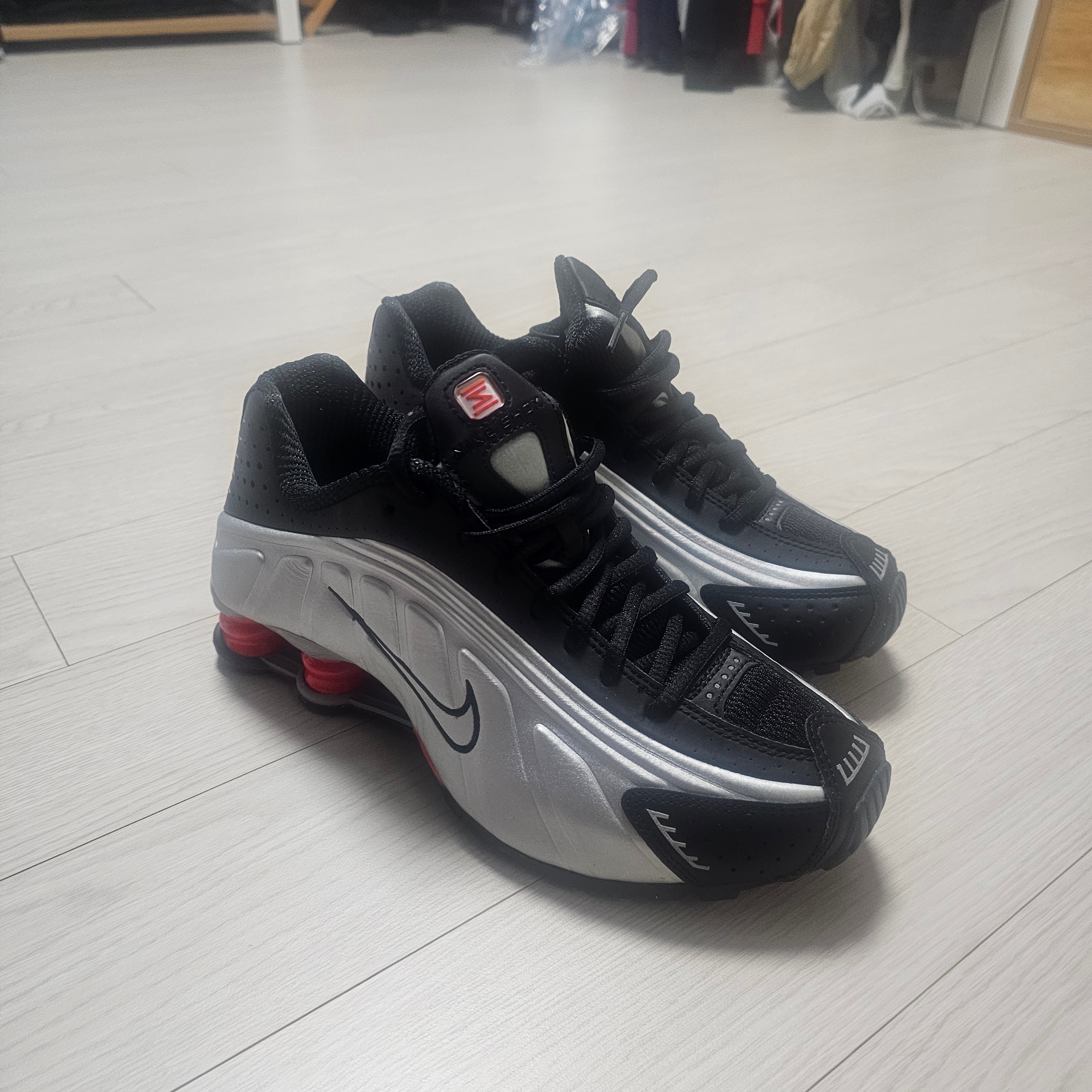 Nike Shox R4 Black and Metallic Silver 착용 스타일