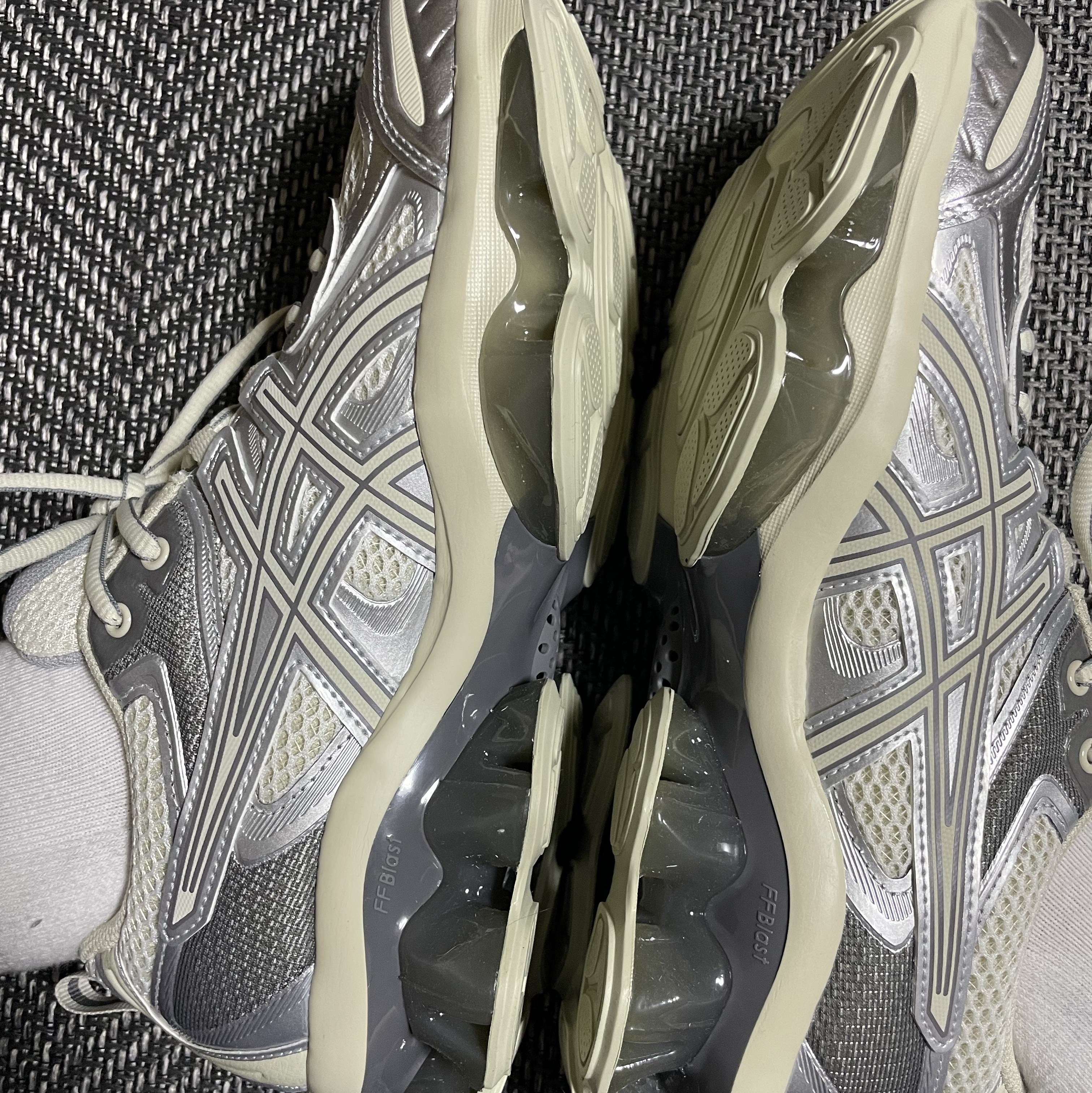 Asics Gel-Quantum Kinetic White Light Dust 착용 스타일