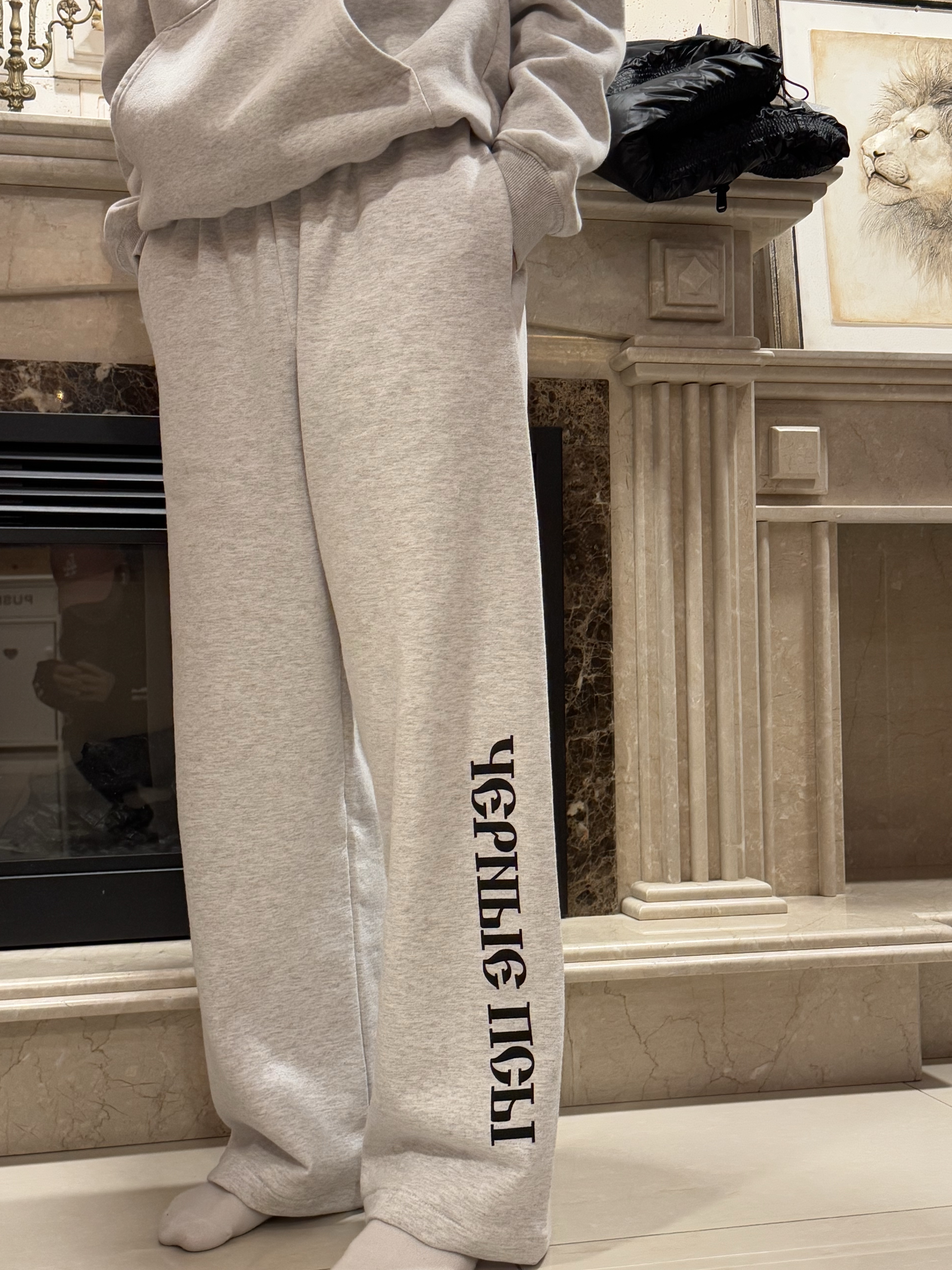 Yeezy x Gosha Rubchinskiy YZY Black Dogs Jogger Heather Grey, Carhartt WIP Hooded Carhartt Sweatshirt White Black 착용 스타일 - 1
