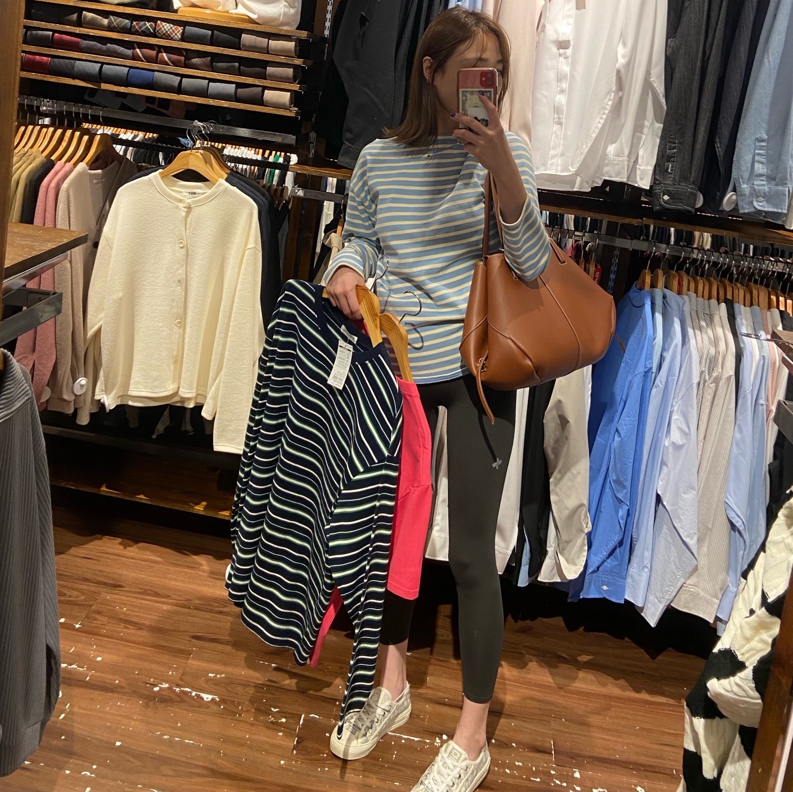 Polene Cyme Cognac, (W) Dior Walk'N'Dior Sneakers Oblique Gray 착용 스타일