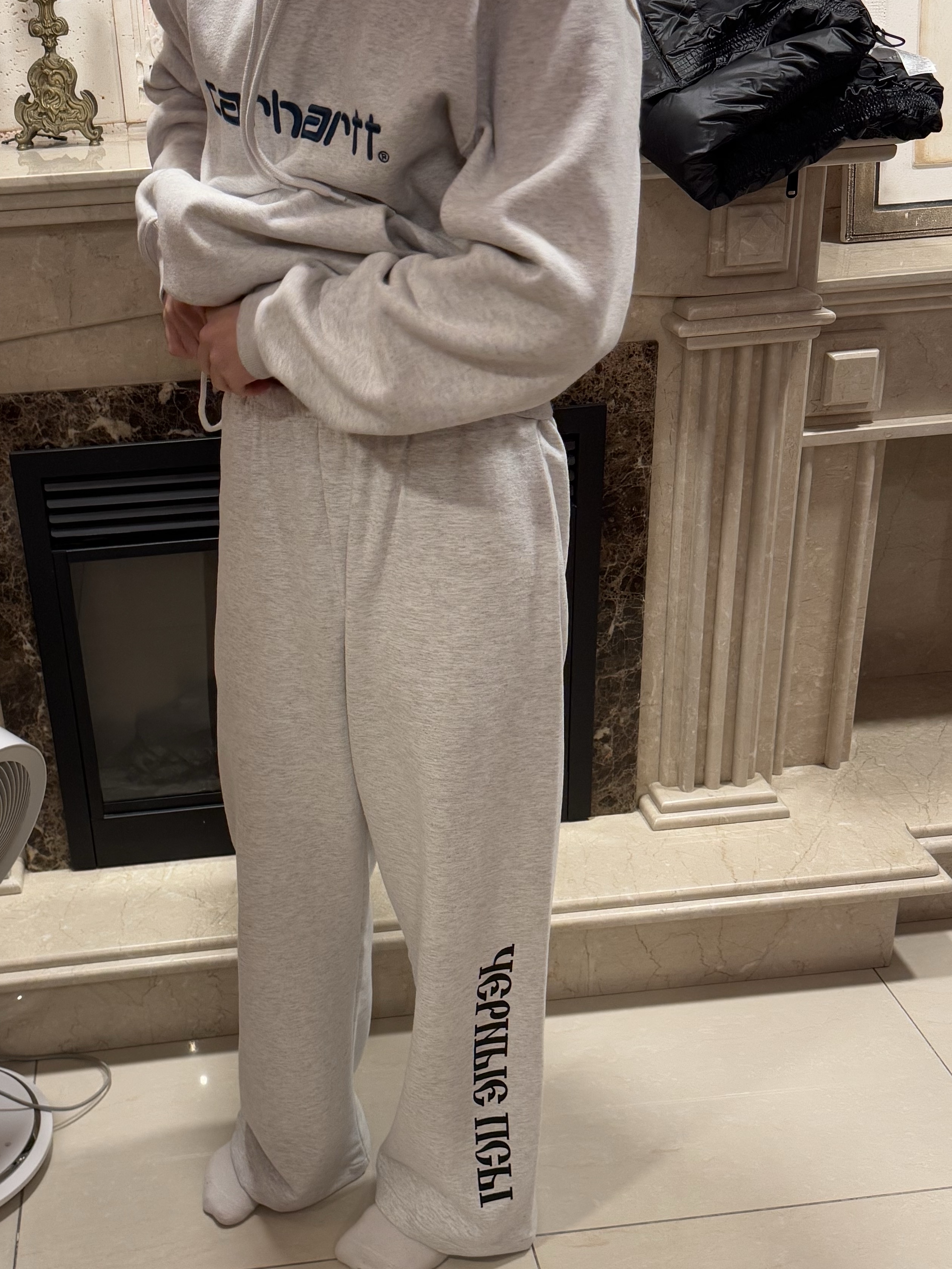 Yeezy x Gosha Rubchinskiy YZY Black Dogs Jogger Heather Grey, Carhartt WIP Hooded Carhartt Sweatshirt White Black 착용 스타일 - 2