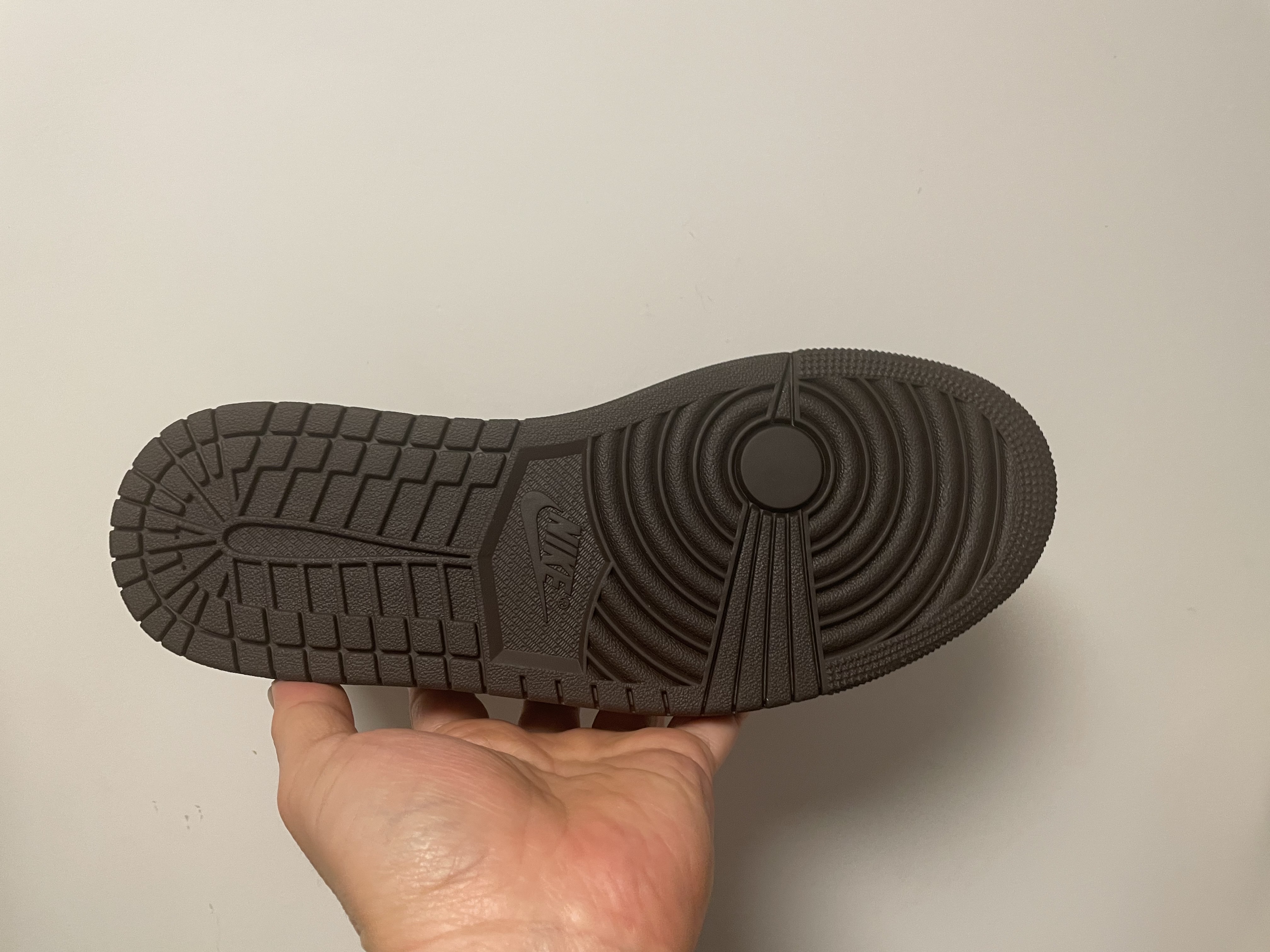 Jordan 1 x Travis Scott Retro Low OG SP Velvet Brown and Dark Mocha 착용 스타일 - 6