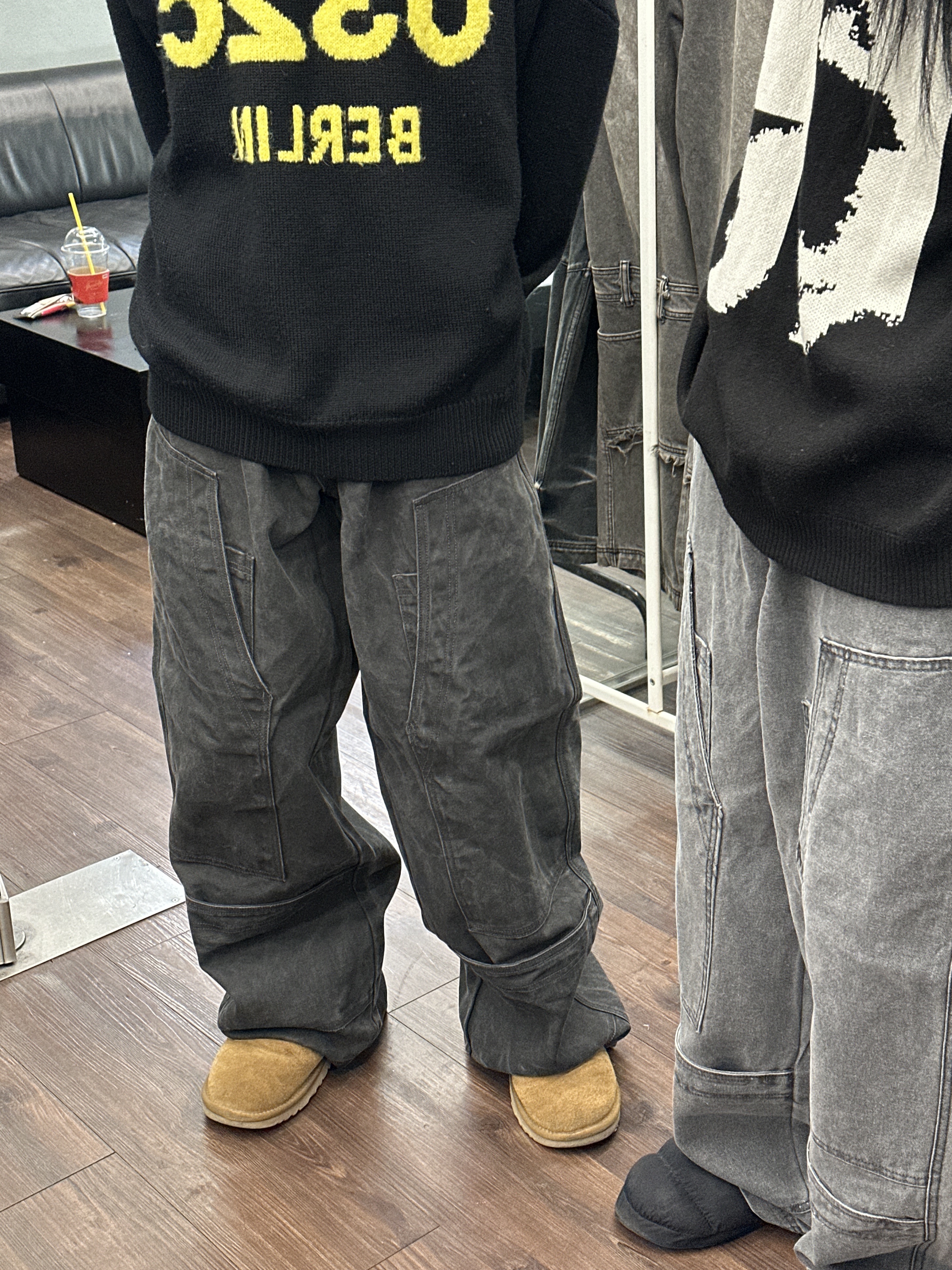 BLR Dyed Multi Cargo Carpenter Pants Light Grey, UGG Classic Mini Boots Chestnut 착용 스타일