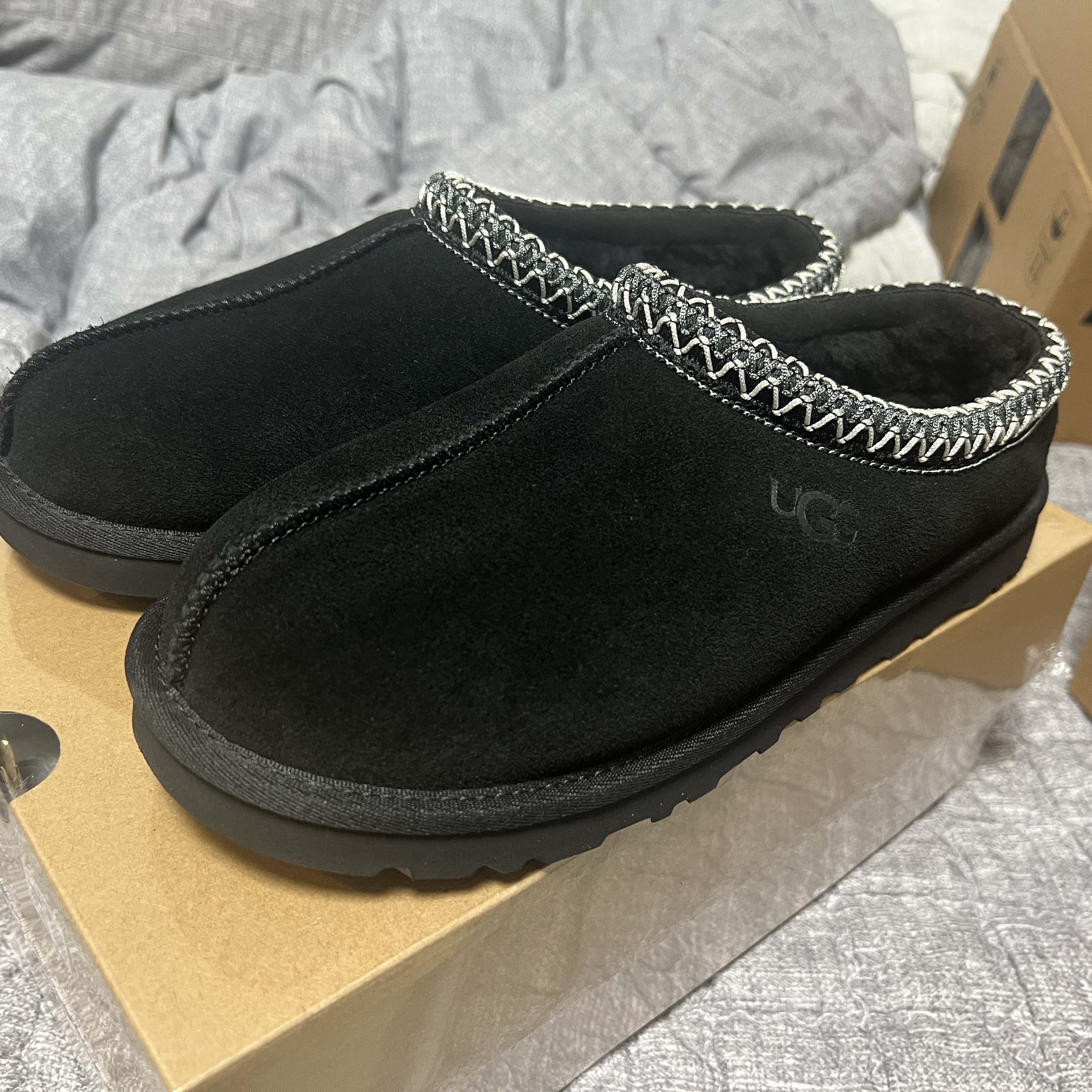 UGG Tasman Black 착용 스타일
