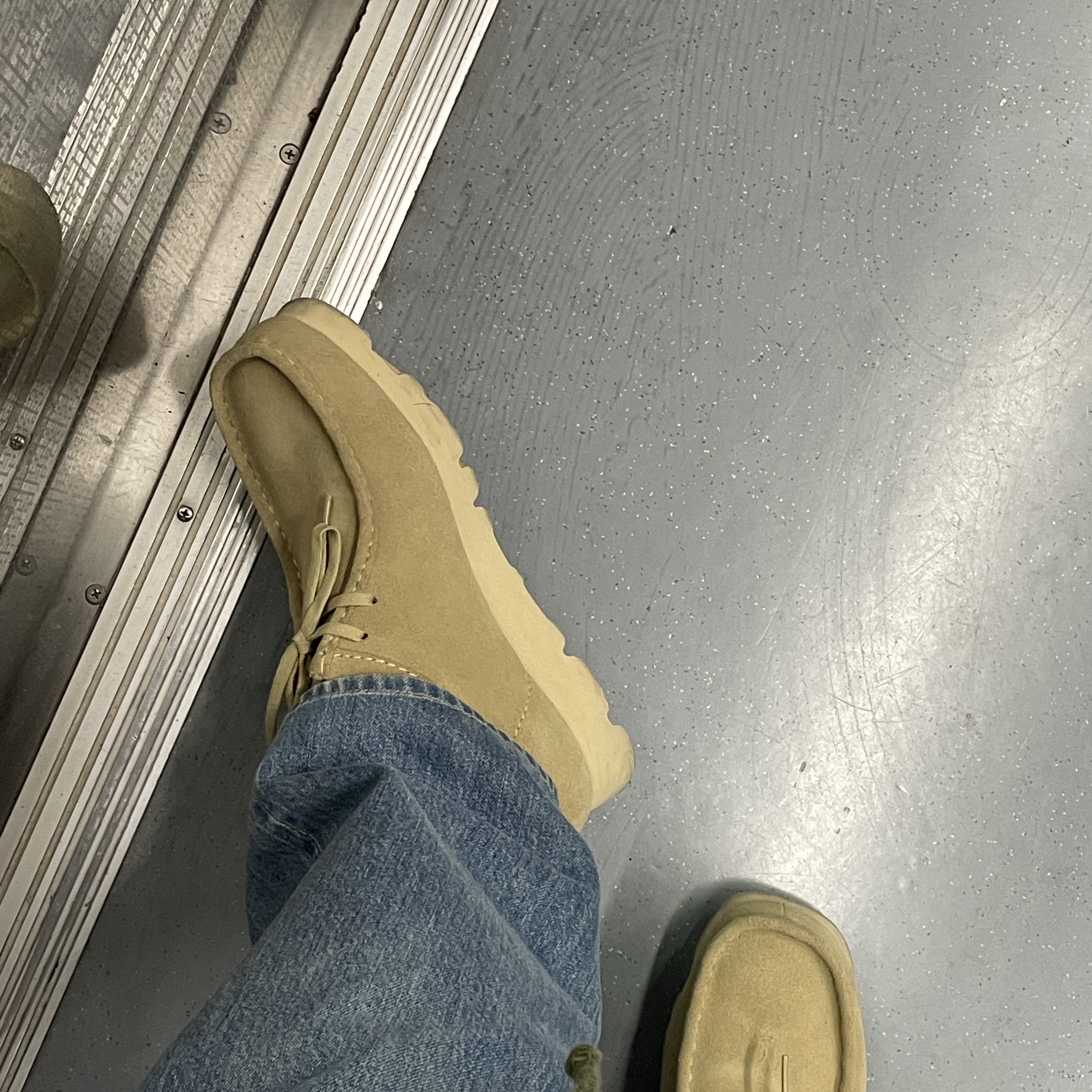 Clarks Wallabee Gore-Tex Maple Suede 착용 스타일