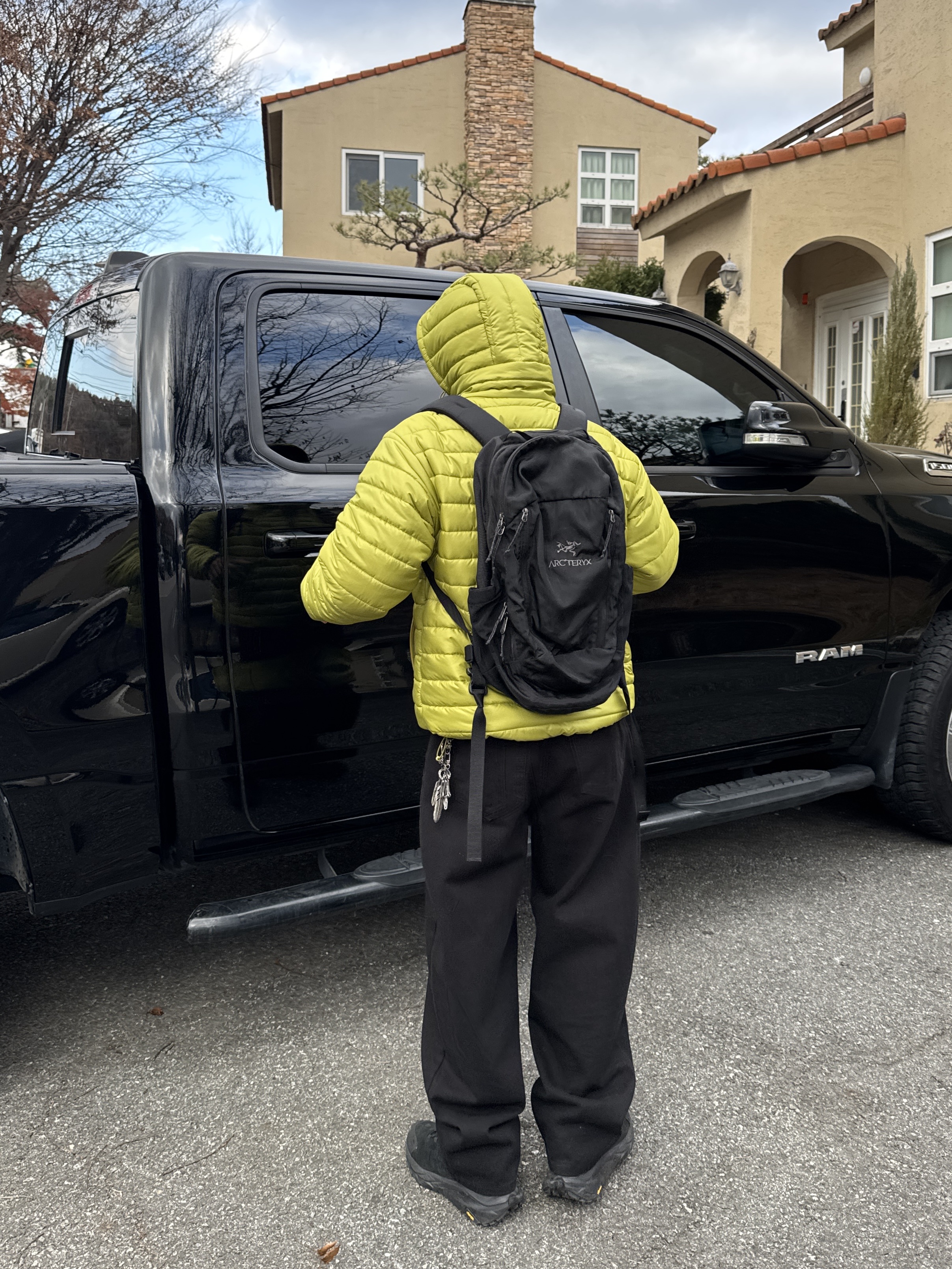 Hoka Kaha 2 Gore-Tex Black, Arc'teryx Heliad 15 Backpack Black 착용 스타일 - 2