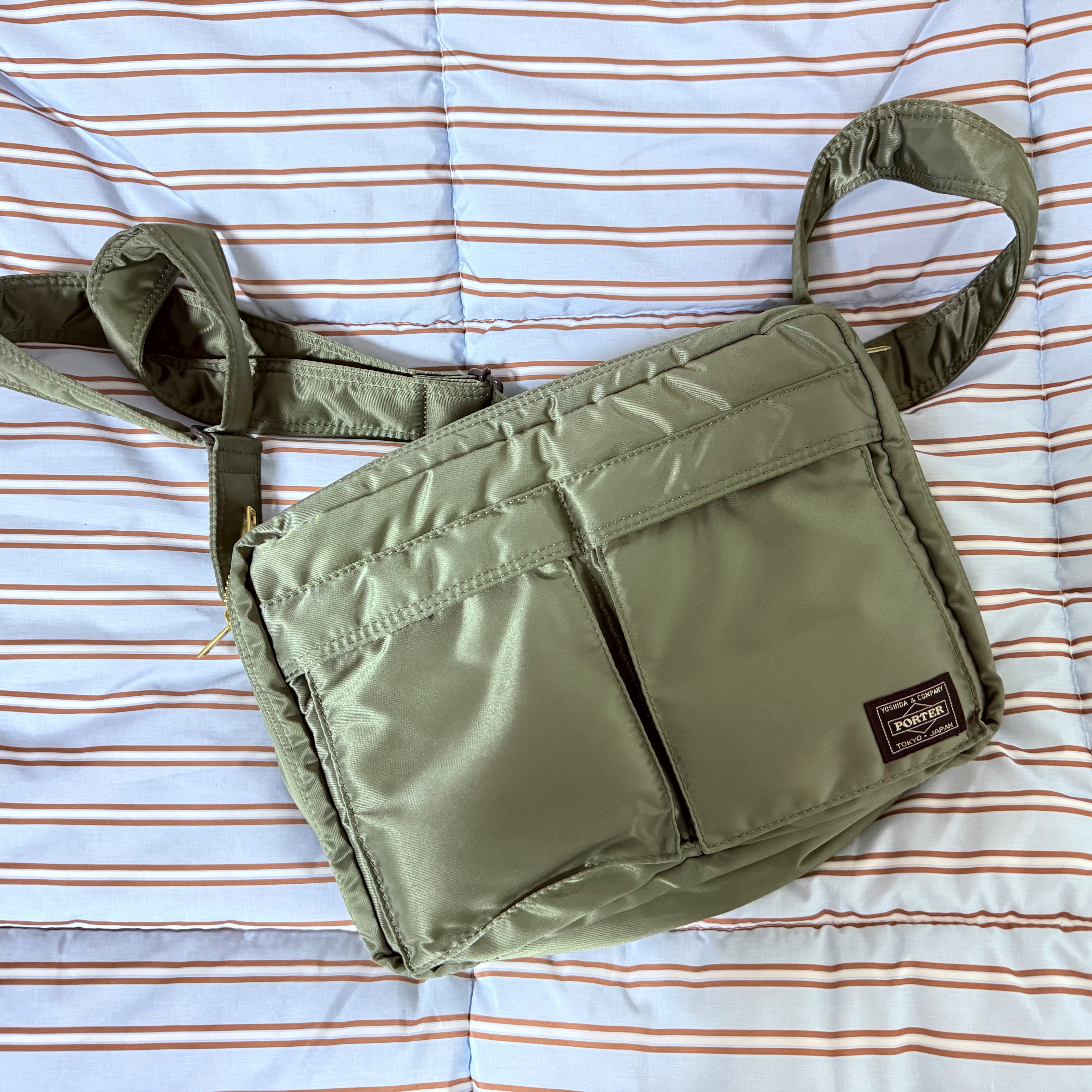 Porter Tanker Shoulder Bag L Sage Green 착용 스타일 - 1