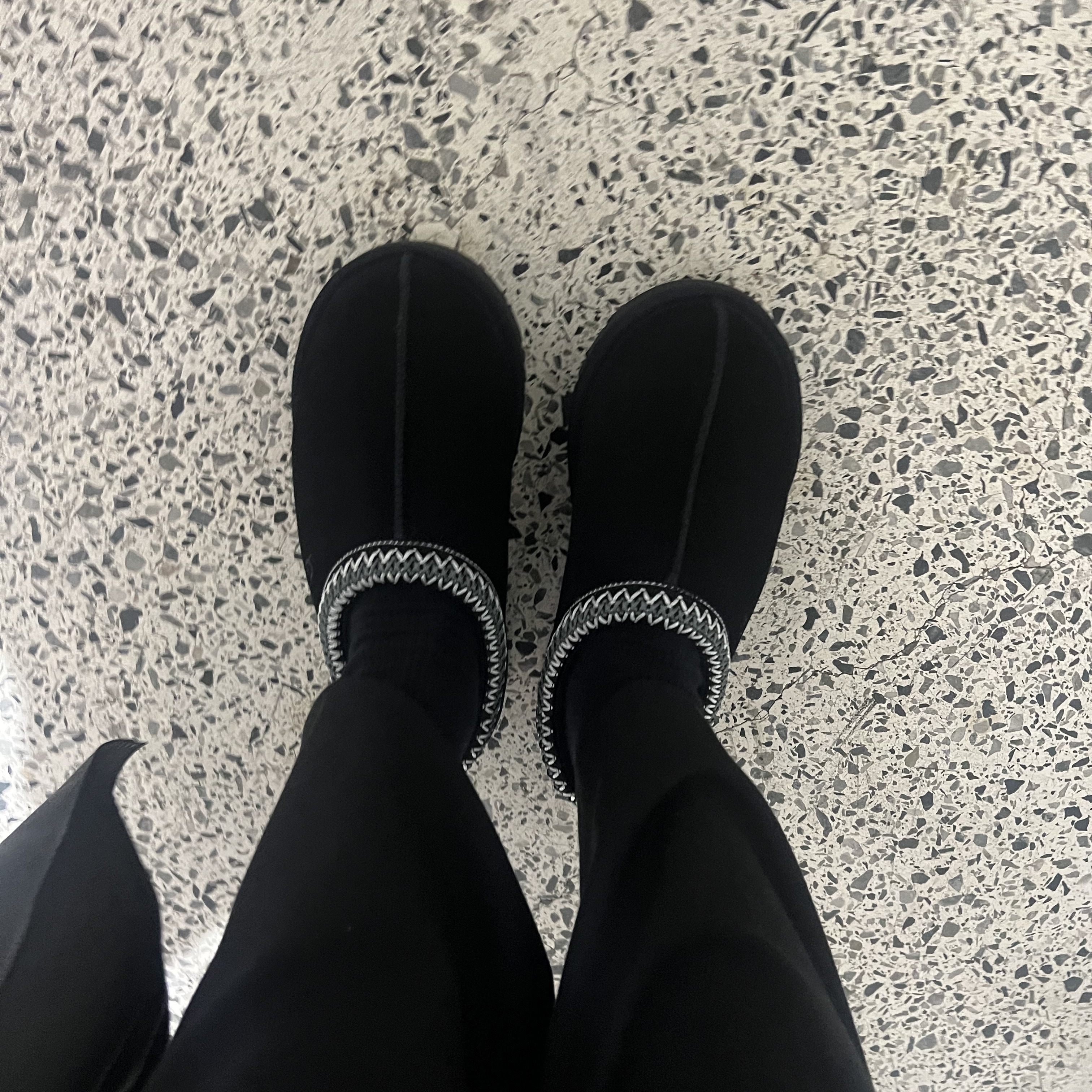 (W) UGG Tasman Slipper Black 착용 스타일