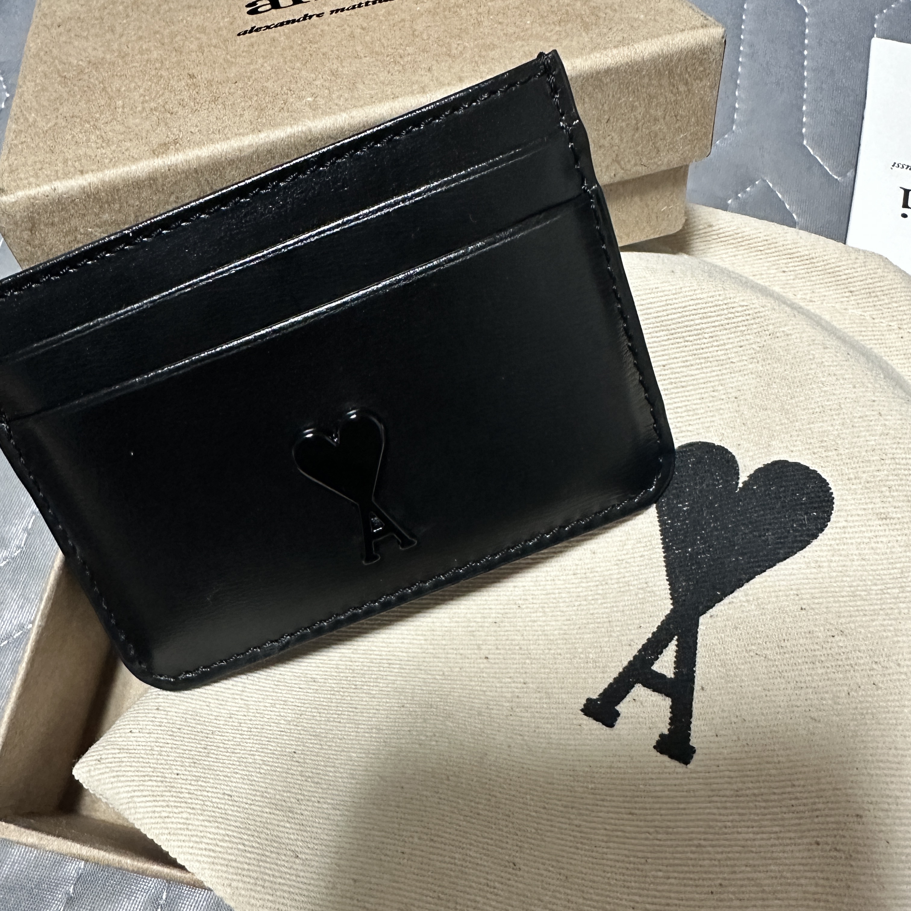 AMI de Coeur Leather Card Holder Black 착용 스타일