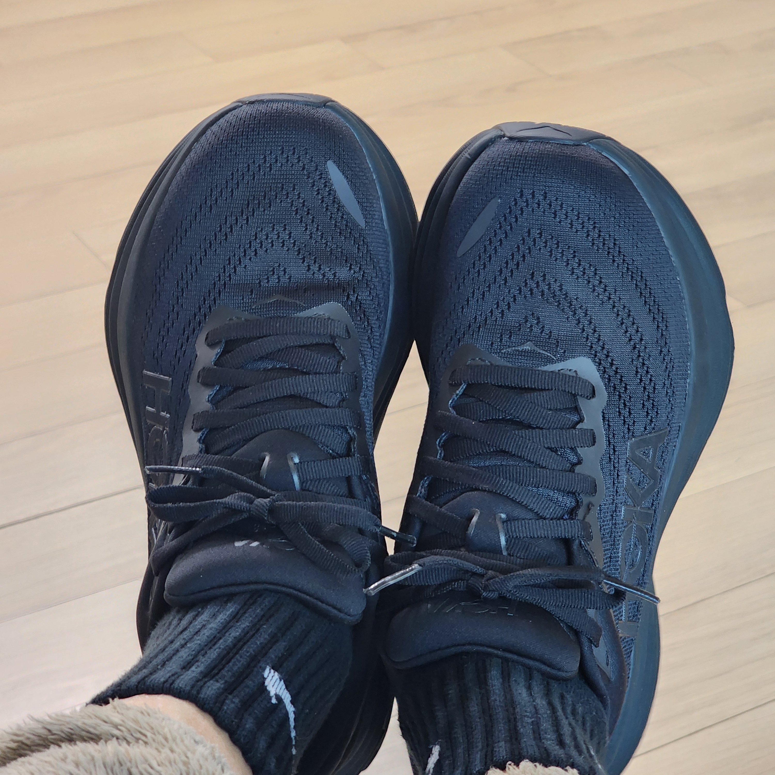 (W) Hoka Bondi 8 Black - Wide 착용 스타일