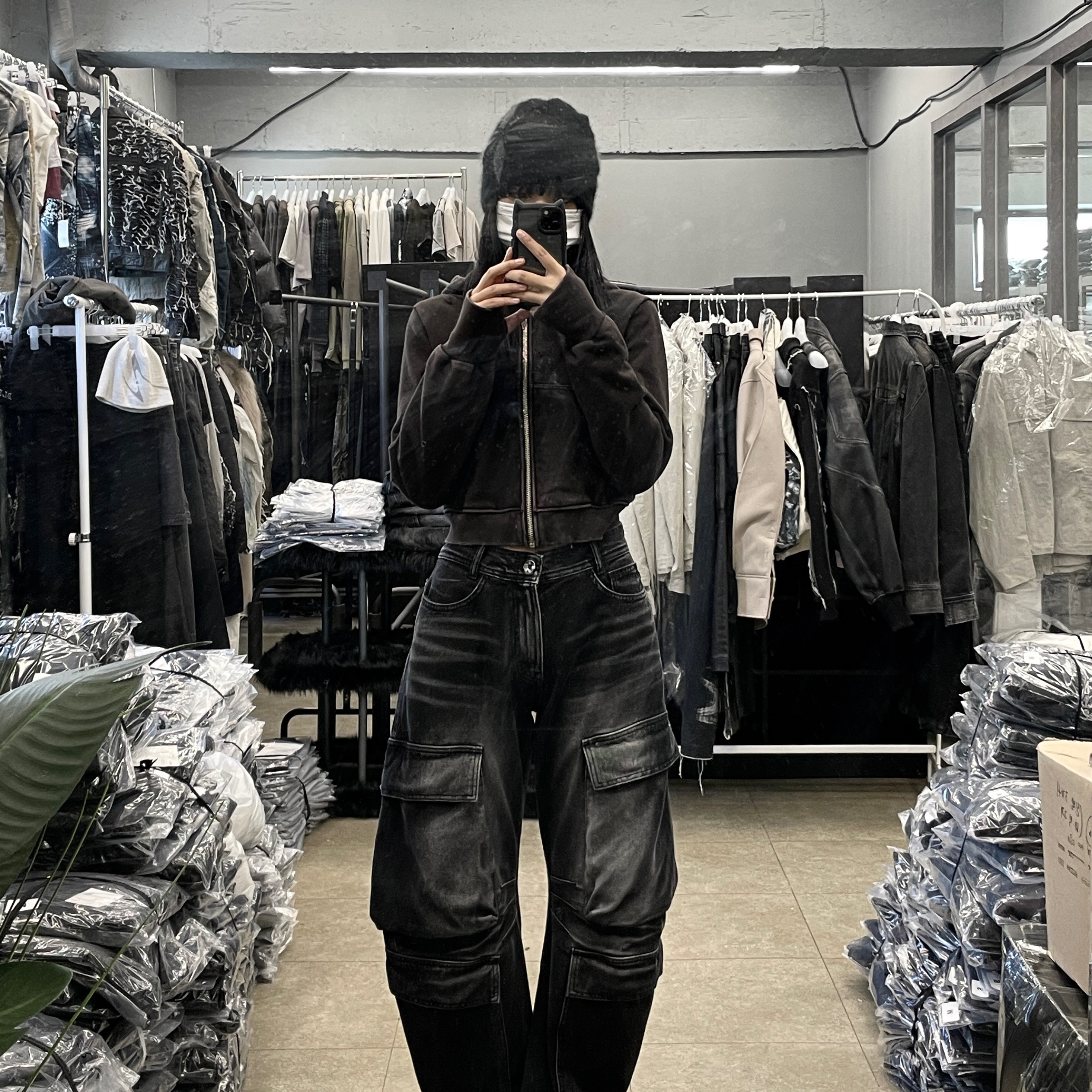 [KREAM 단독] (W) BLR Grunge Punched Washing Hoodie Zip-Up Ash Grey, BLR Curved Quad Cargo Washing Denim Pants Black 착용 스타일 - 2
