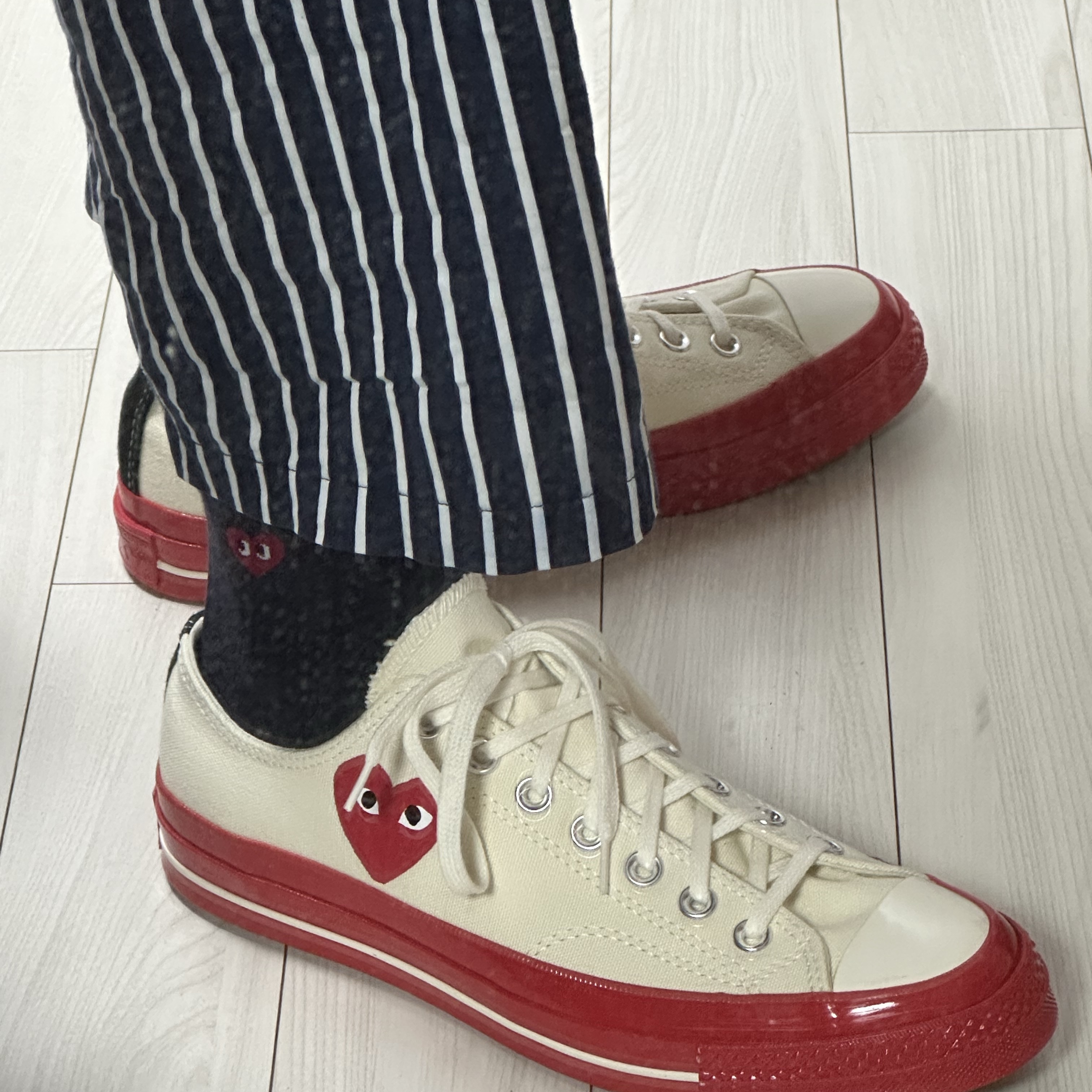 Converse x Play Comme des Garcons Chuck 70 Ox Pristine 착용 스타일 - 3