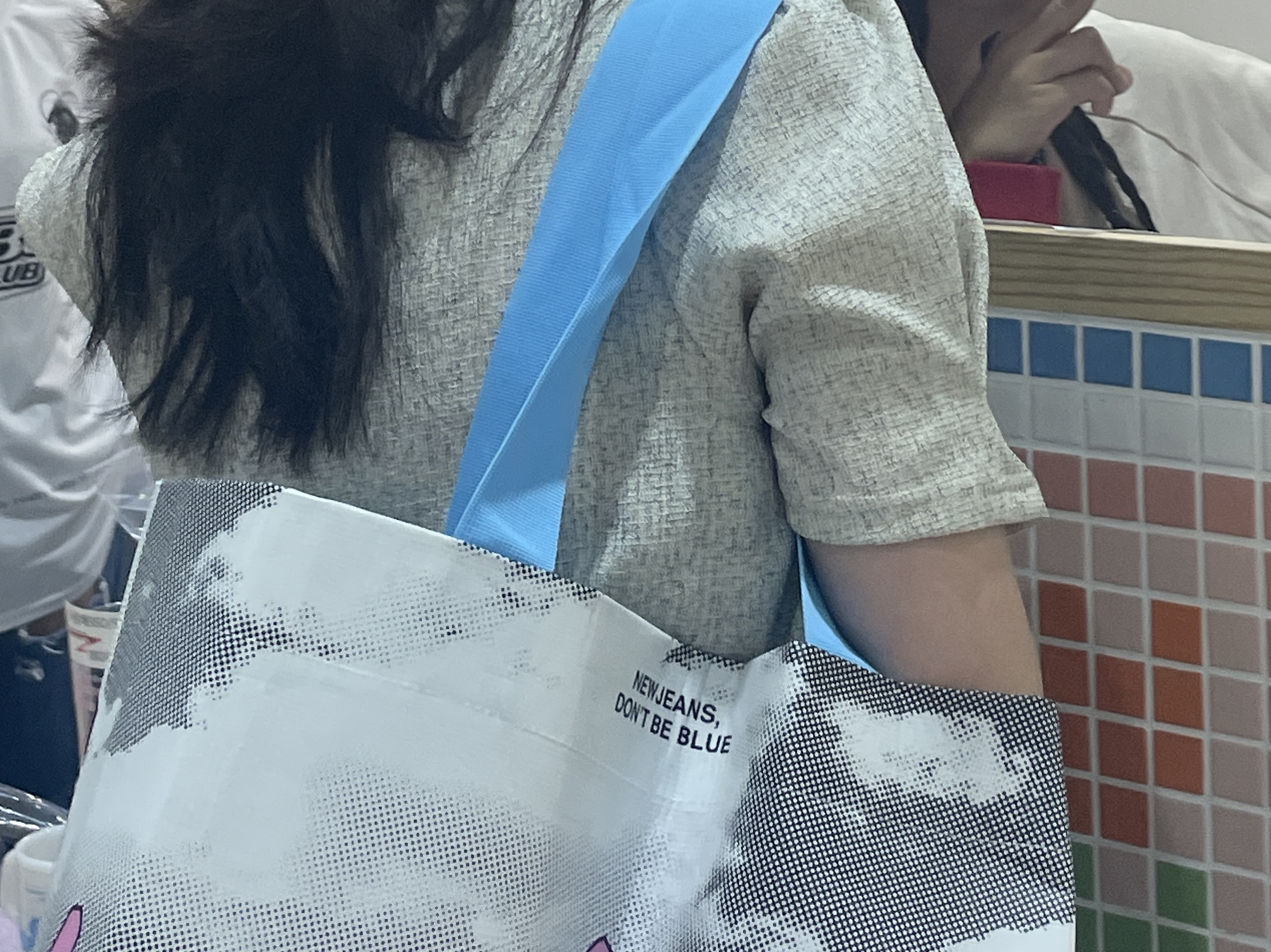 NewJeans Get Up Reuseable Bag Multicolor 착용 스타일 - 2