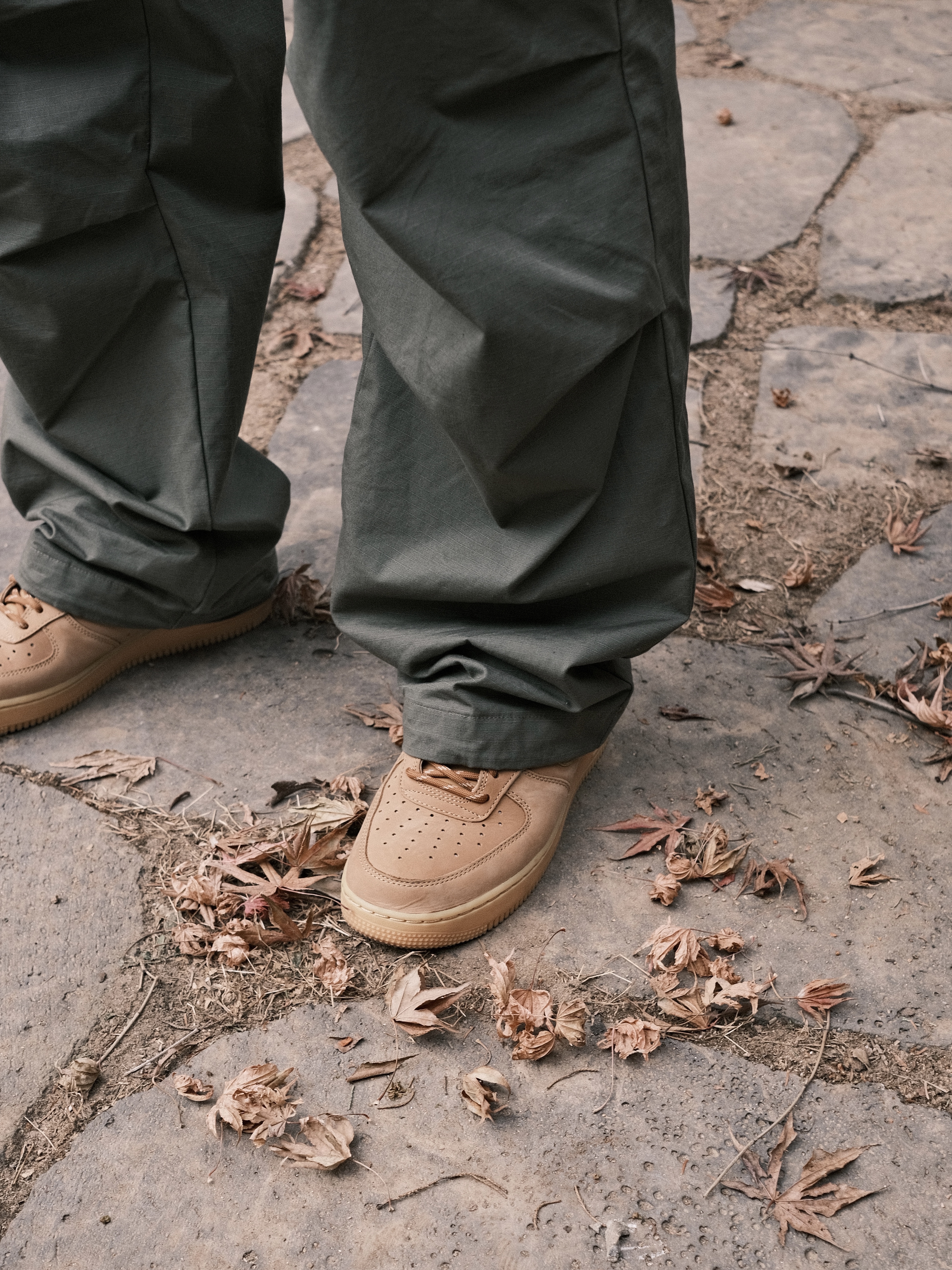 Nike Air Force 1 '07 WB Flax, Apple AirPods Max Lightning Space Gray (Korean Ver.) 착용 스타일 - 2