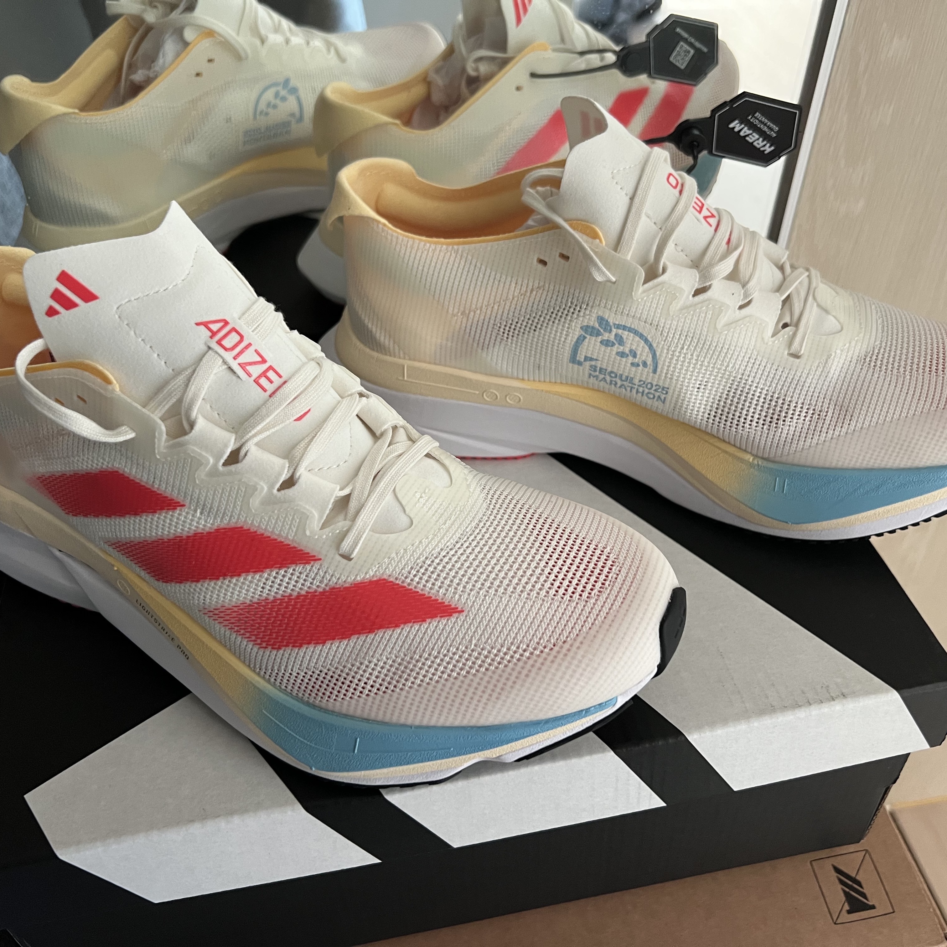 Adidas Adizero Boston 12 M Off White Orange Tint 착용 스타일 - 2