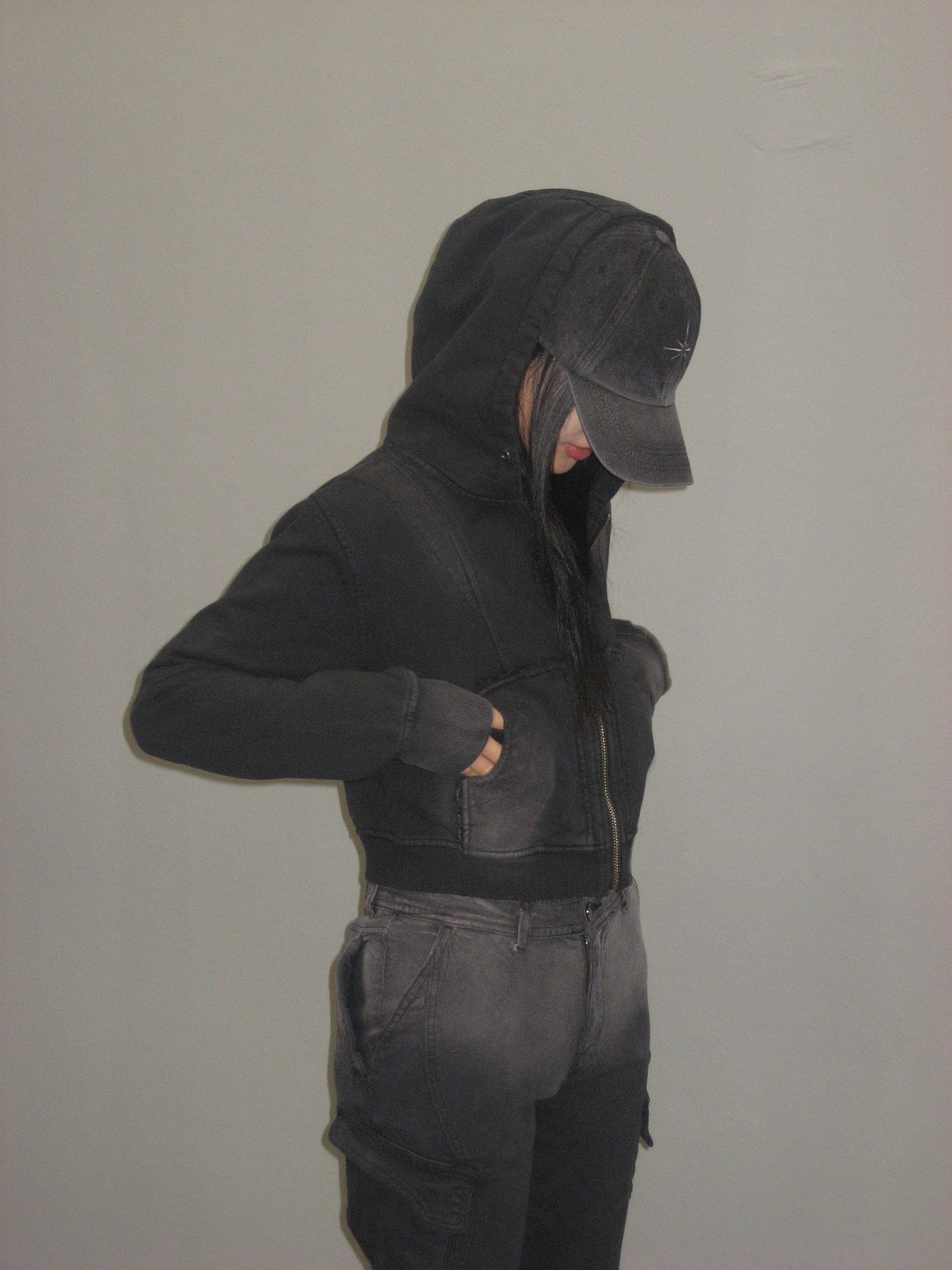 [KREAM 단독] (W) BLR Bleached Curved Incision Sweat Hoodie Zip-Up Black, BLR Snowflakes Logo Washing Denim Ball Cap Black 착용 스타일