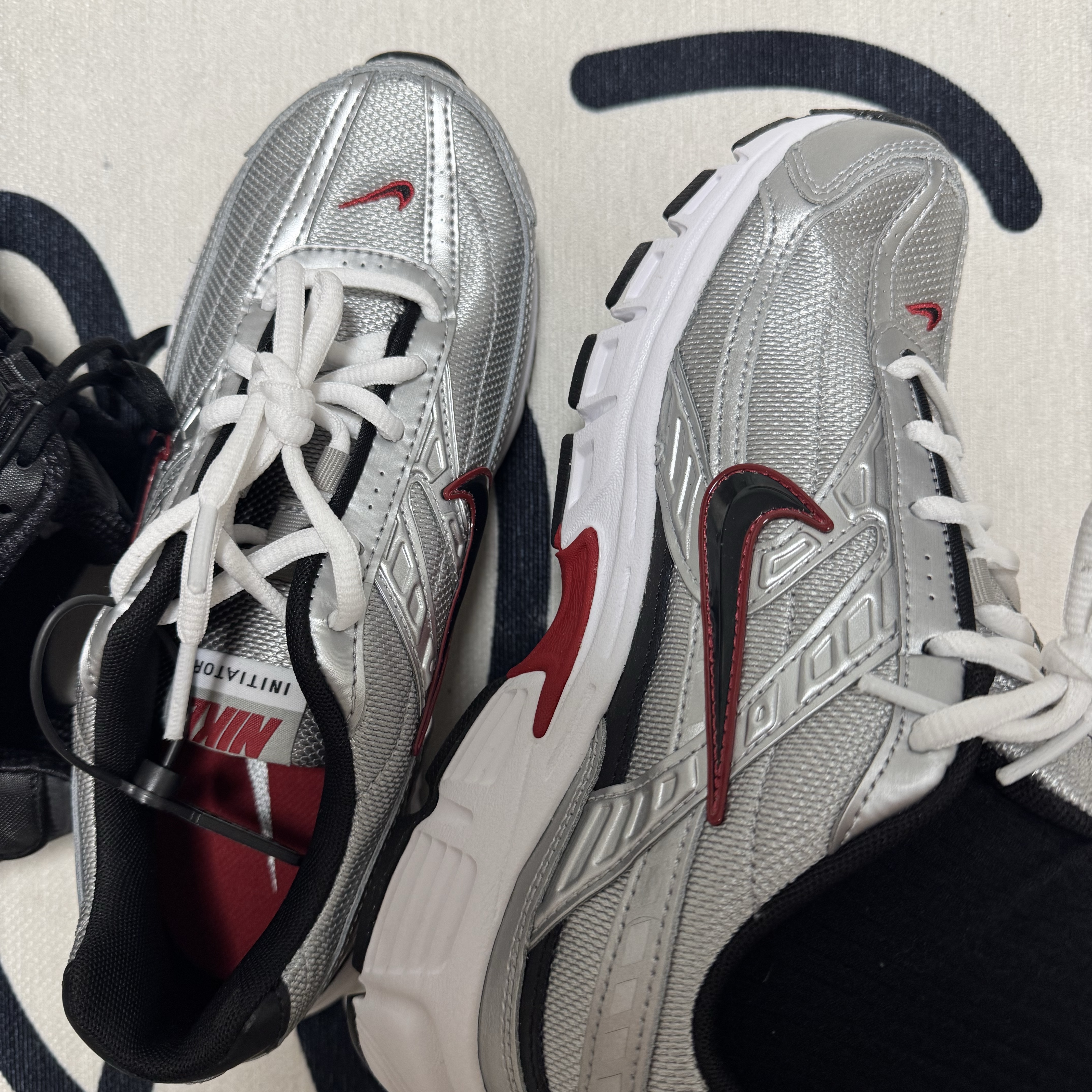 Nike Initiator Metallic Silver Black 착용 스타일