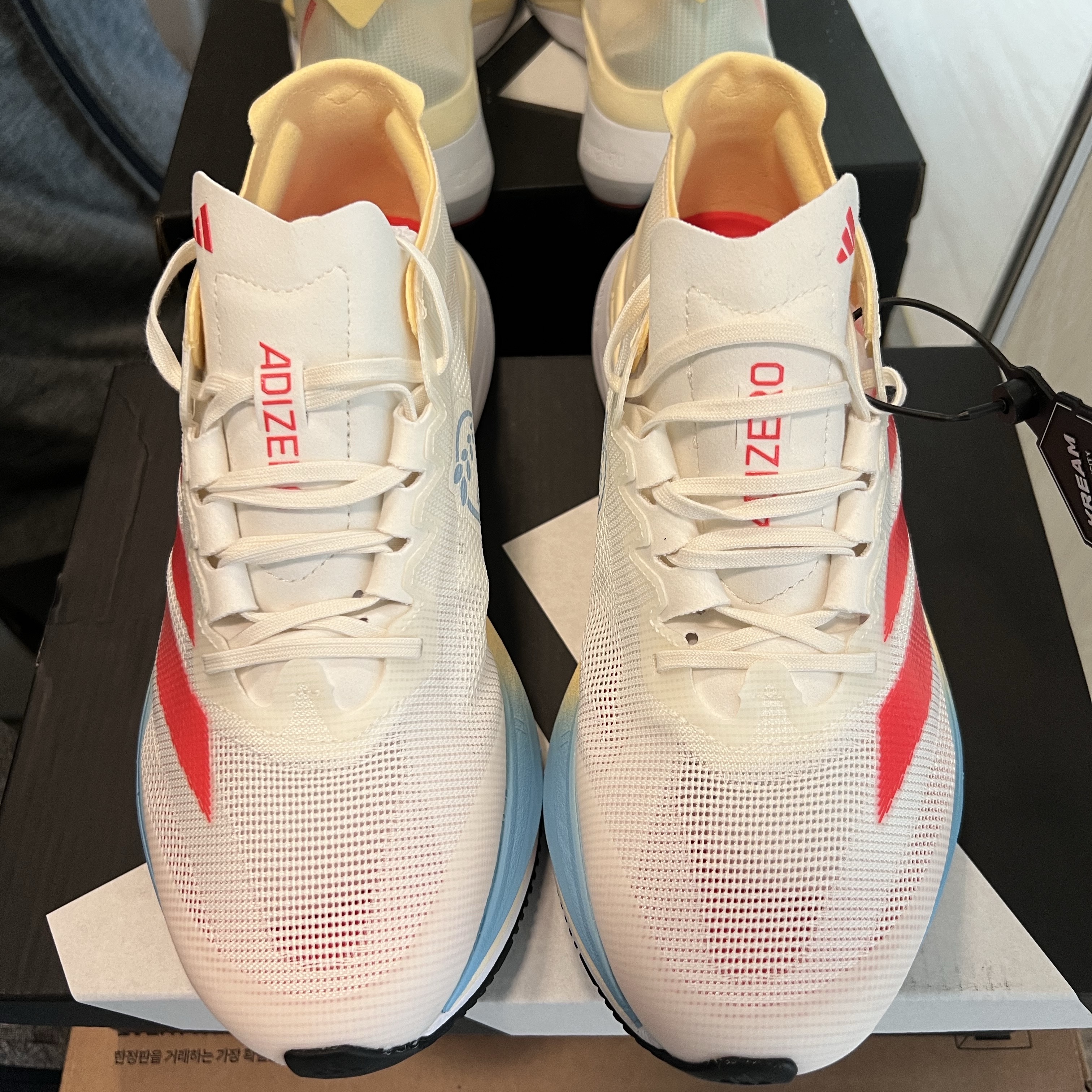 Adidas Adizero Boston 12 M Off White Orange Tint 착용 스타일 - 1