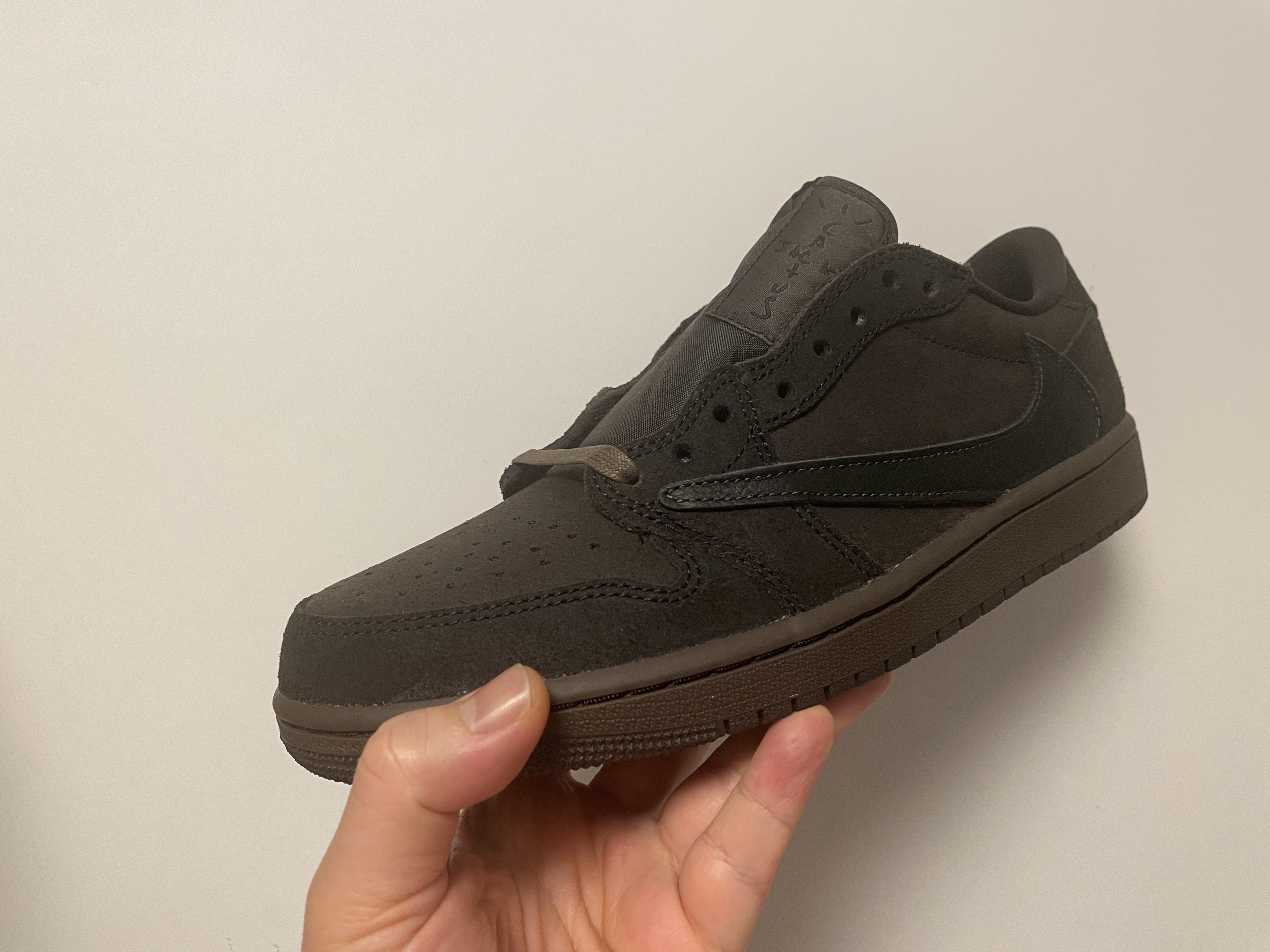 Jordan 1 x Travis Scott Retro Low OG SP Velvet Brown and Dark Mocha 착용 스타일 - 3