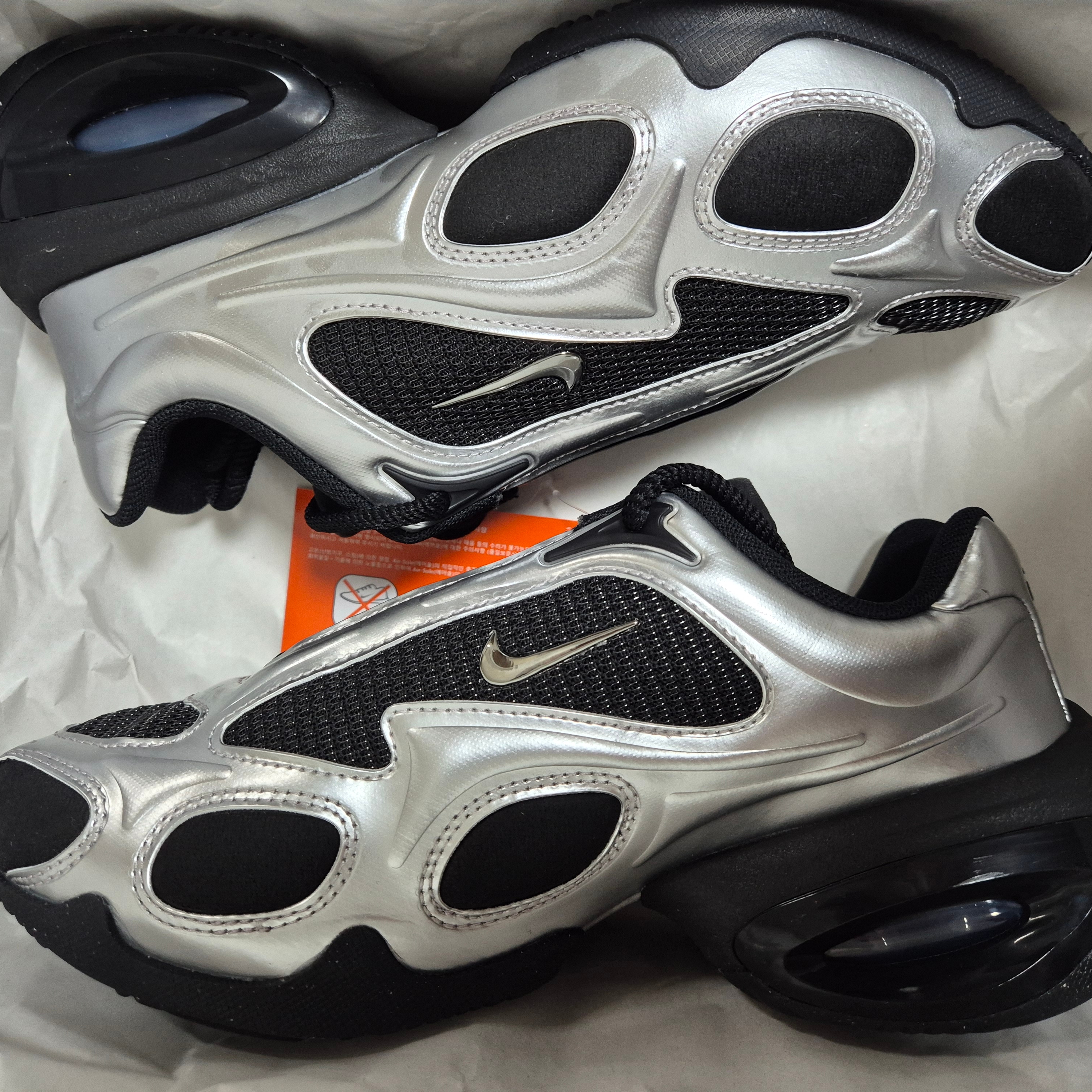 (W) Nike Air Max Muse Black and Metallic Silver 착용 스타일