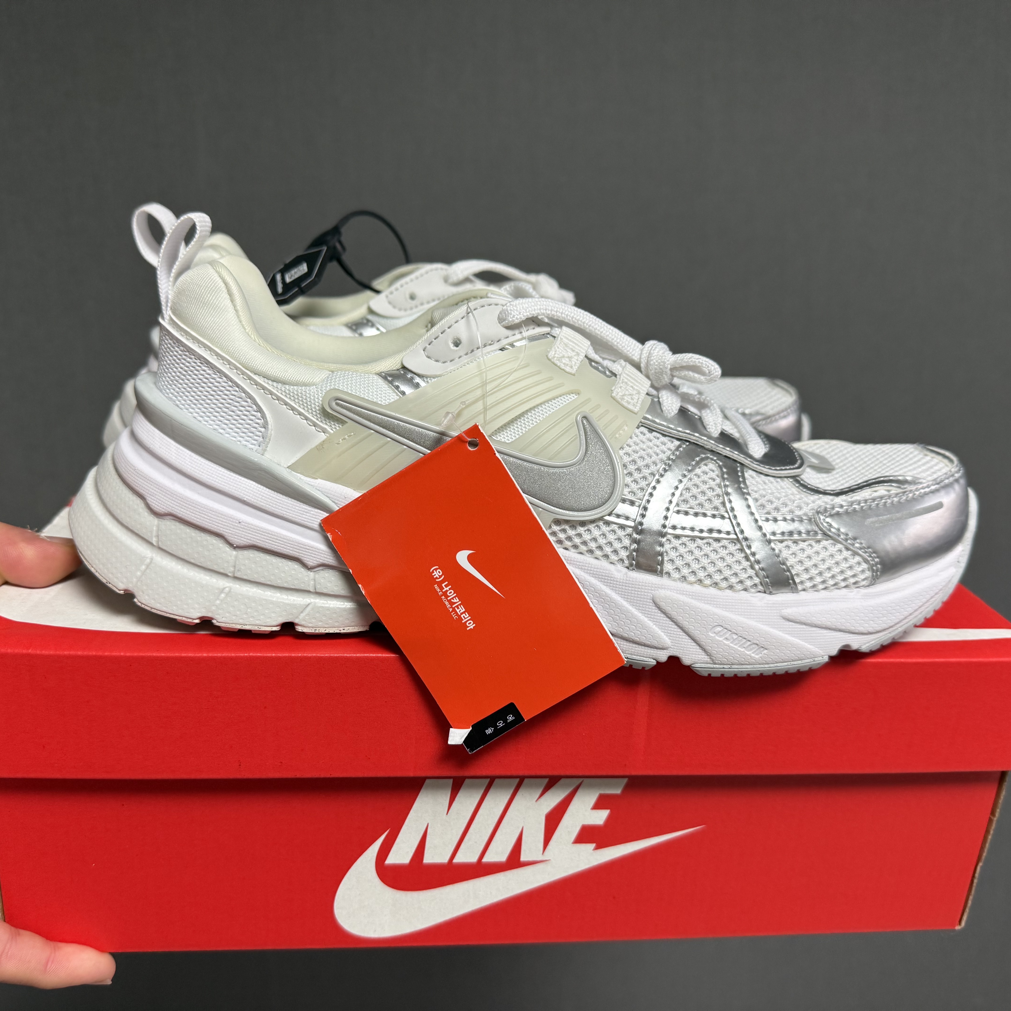 Nike V2K Run Metallic Silver White 착용 스타일