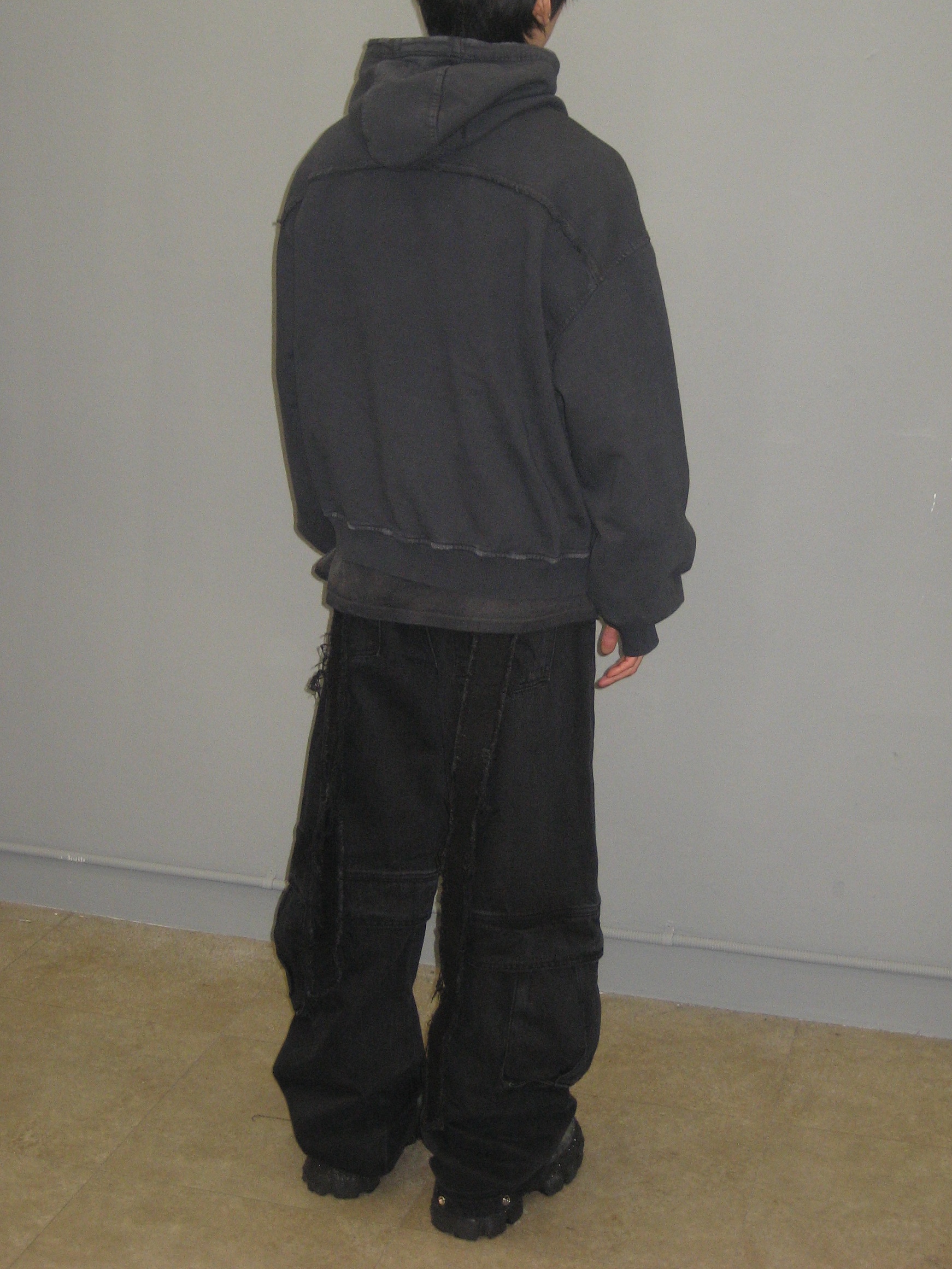 [KREAM 단독] BLR x POG Divided Curved Line Double Buckle Pants Black, BLR Destroyed Gradation Bleached Short Sleeve T-Shirt Black 착용 스타일 - 3
