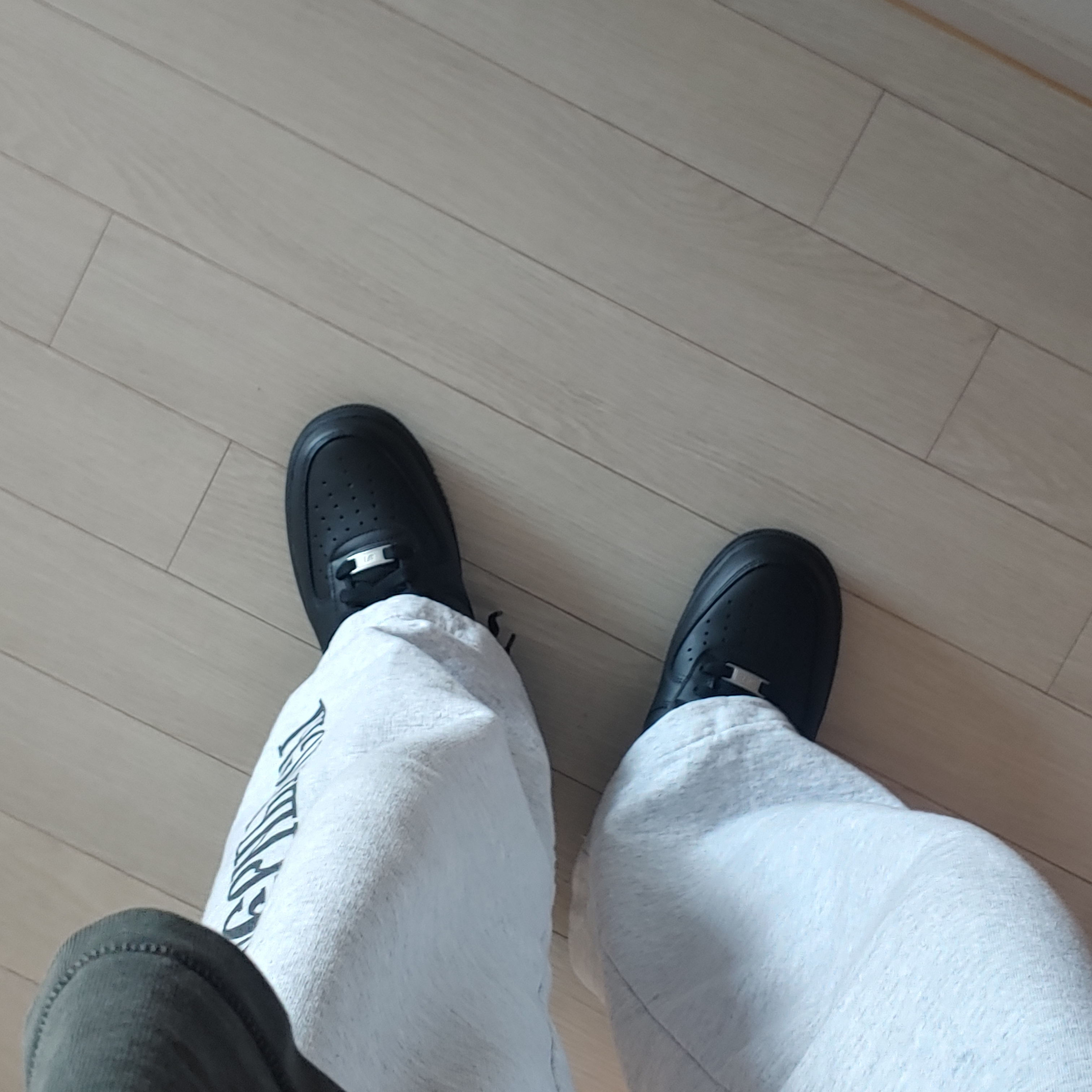 Nike Air Force 1 '07 Low Triple Black, Yeezy x Gosha Rubchinskiy YZY Black Dogs Jogger Heather Grey 착용 스타일
