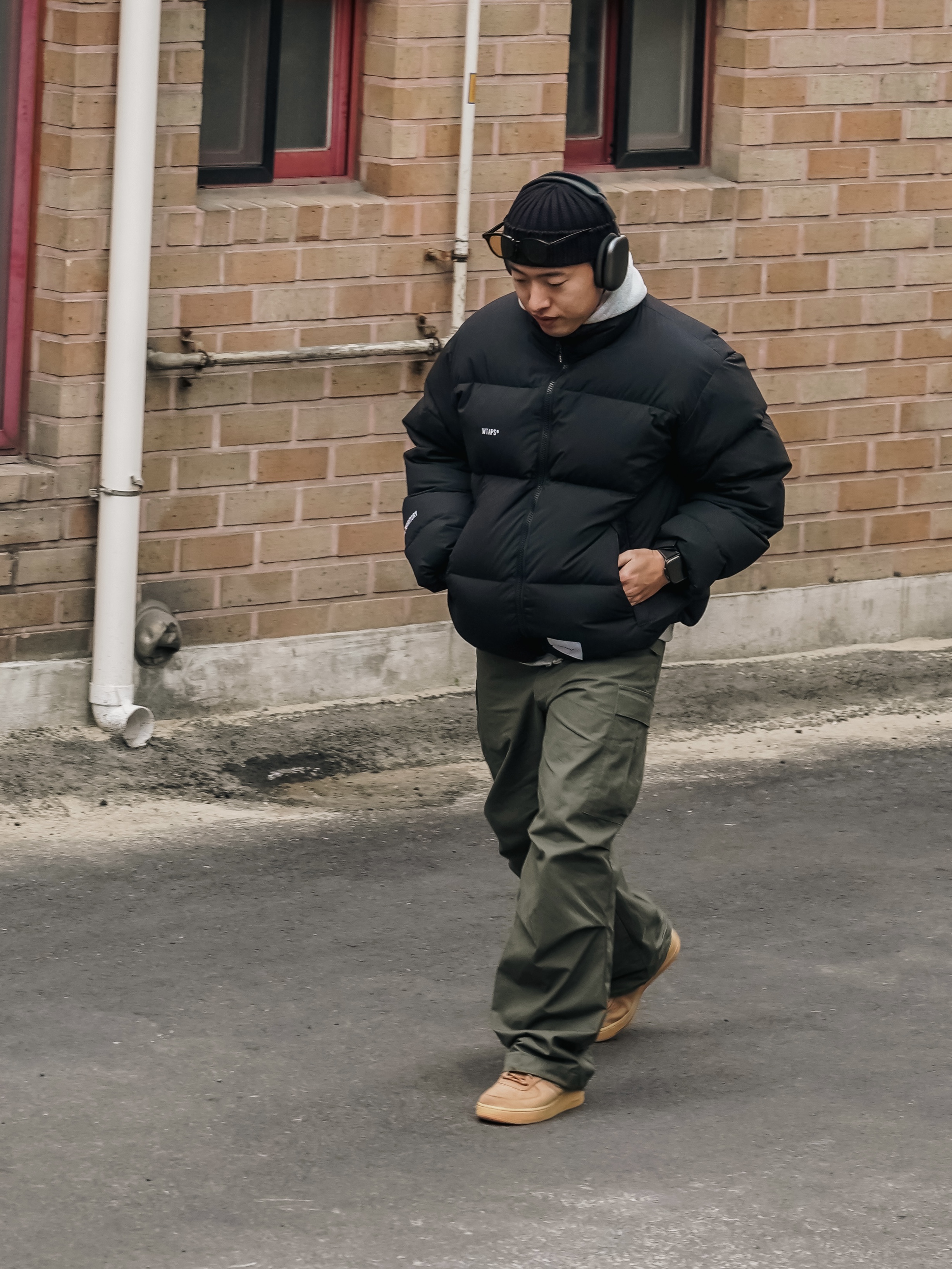 Nike Air Force 1 '07 WB Flax, Apple AirPods Max Lightning Space Gray (Korean Ver.) 착용 스타일 - 1