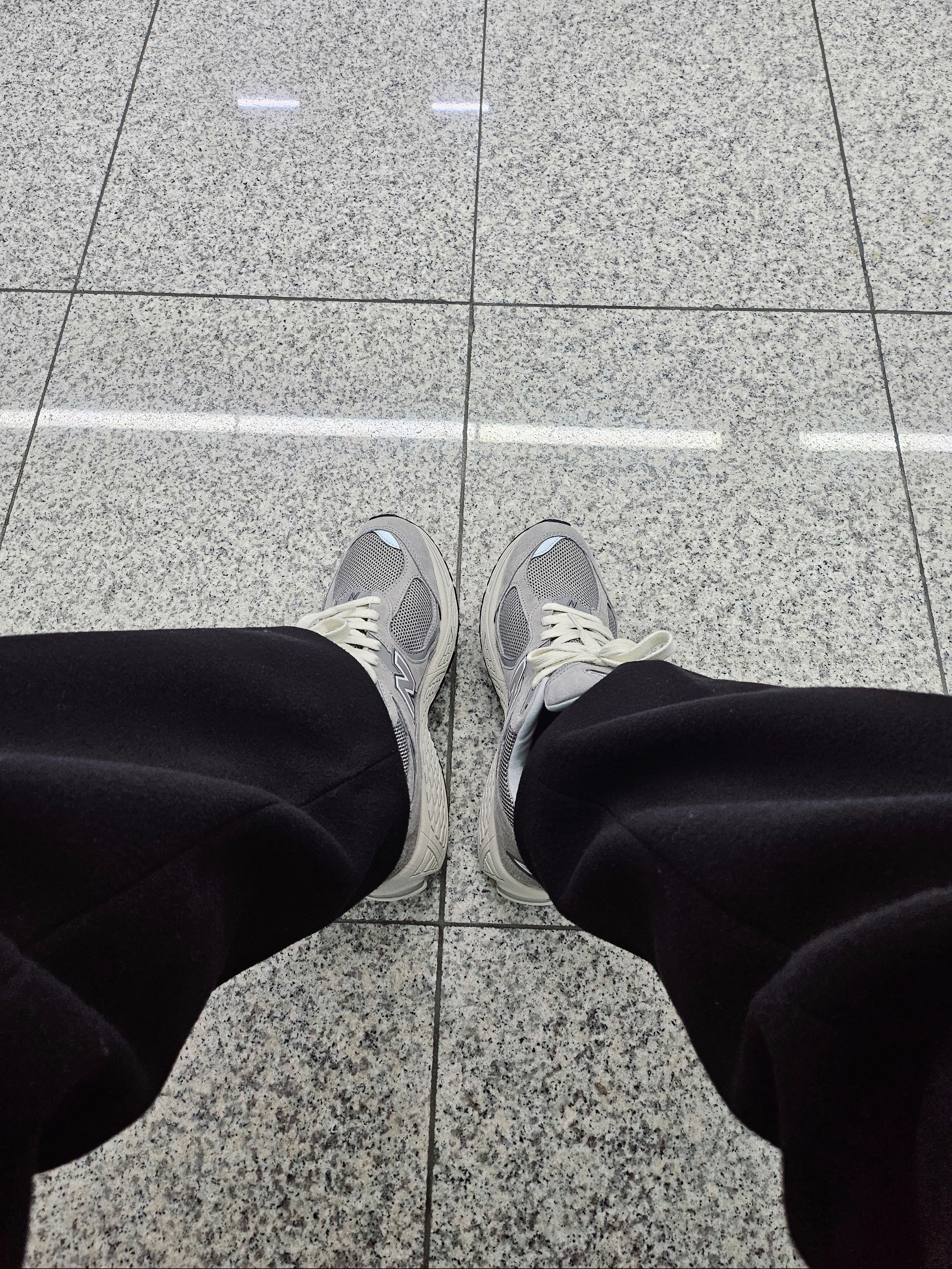 New Balance 2002R Grey 착용 스타일
