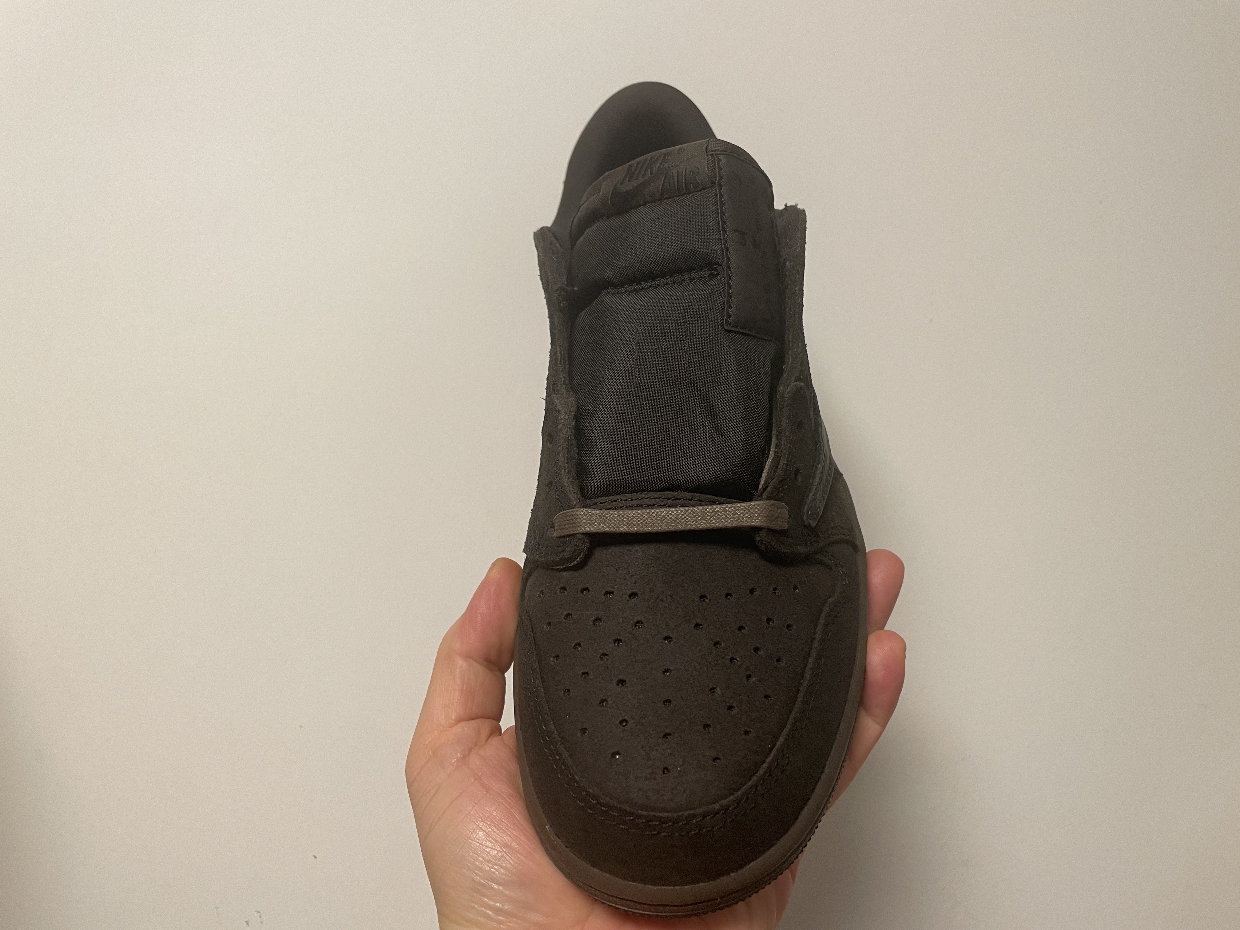 Jordan 1 x Travis Scott Retro Low OG SP Velvet Brown and Dark Mocha 착용 스타일 - 4