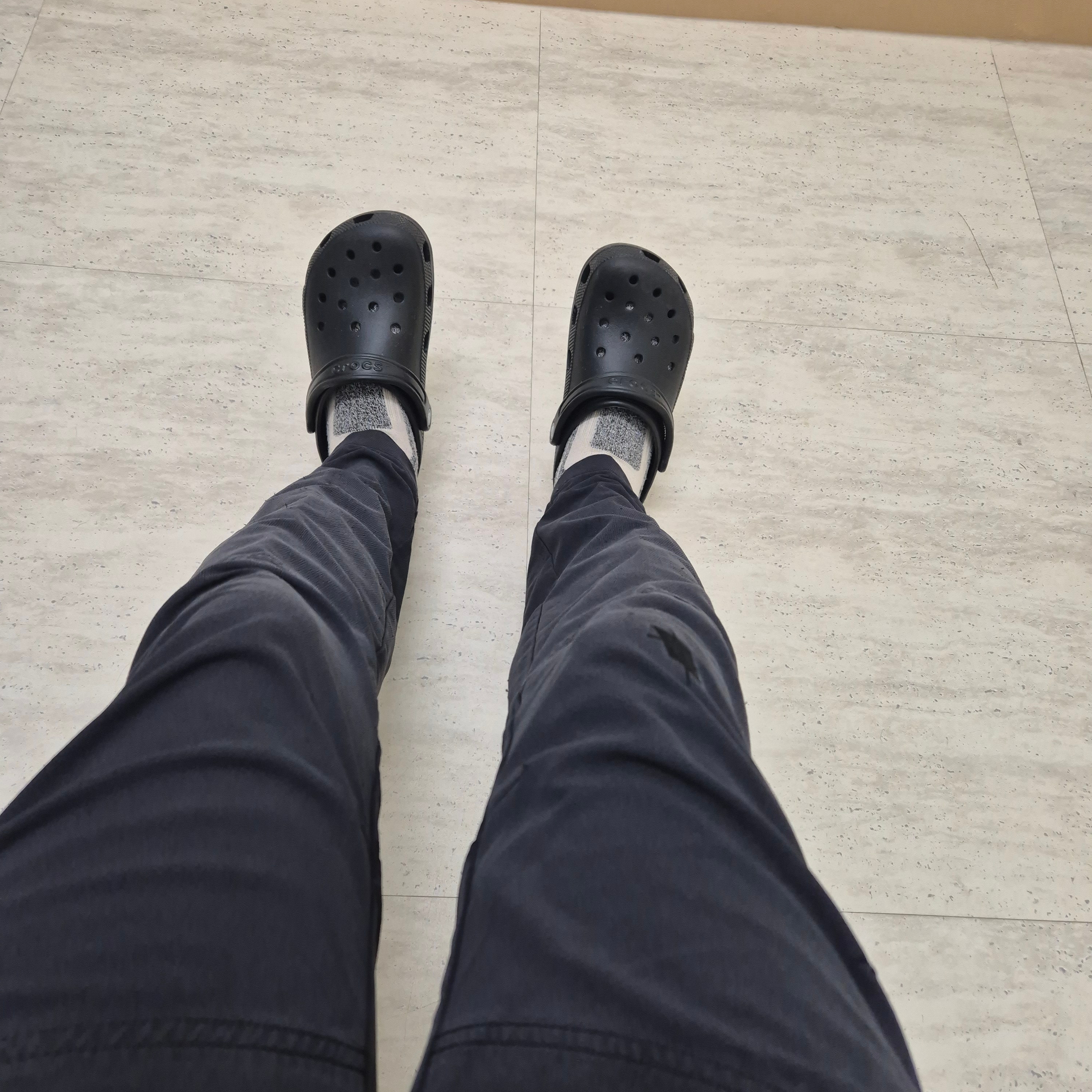 Crocs Classic Clog Black 착용 스타일