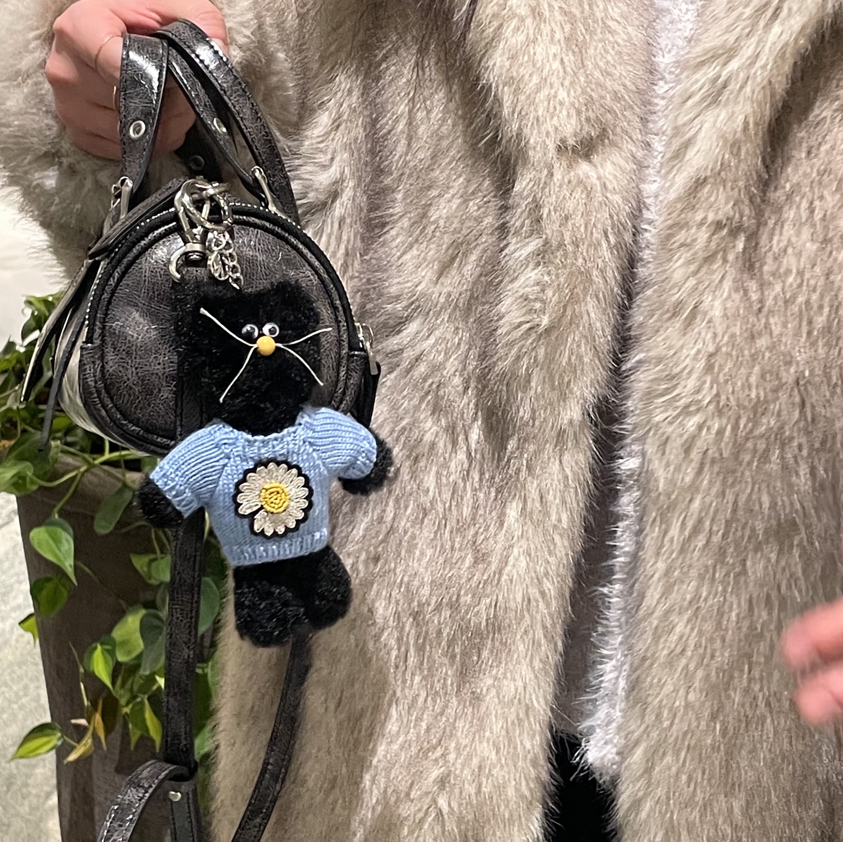 Monamhee x Peaceminusone Daihee Plush Keyring 착용 스타일