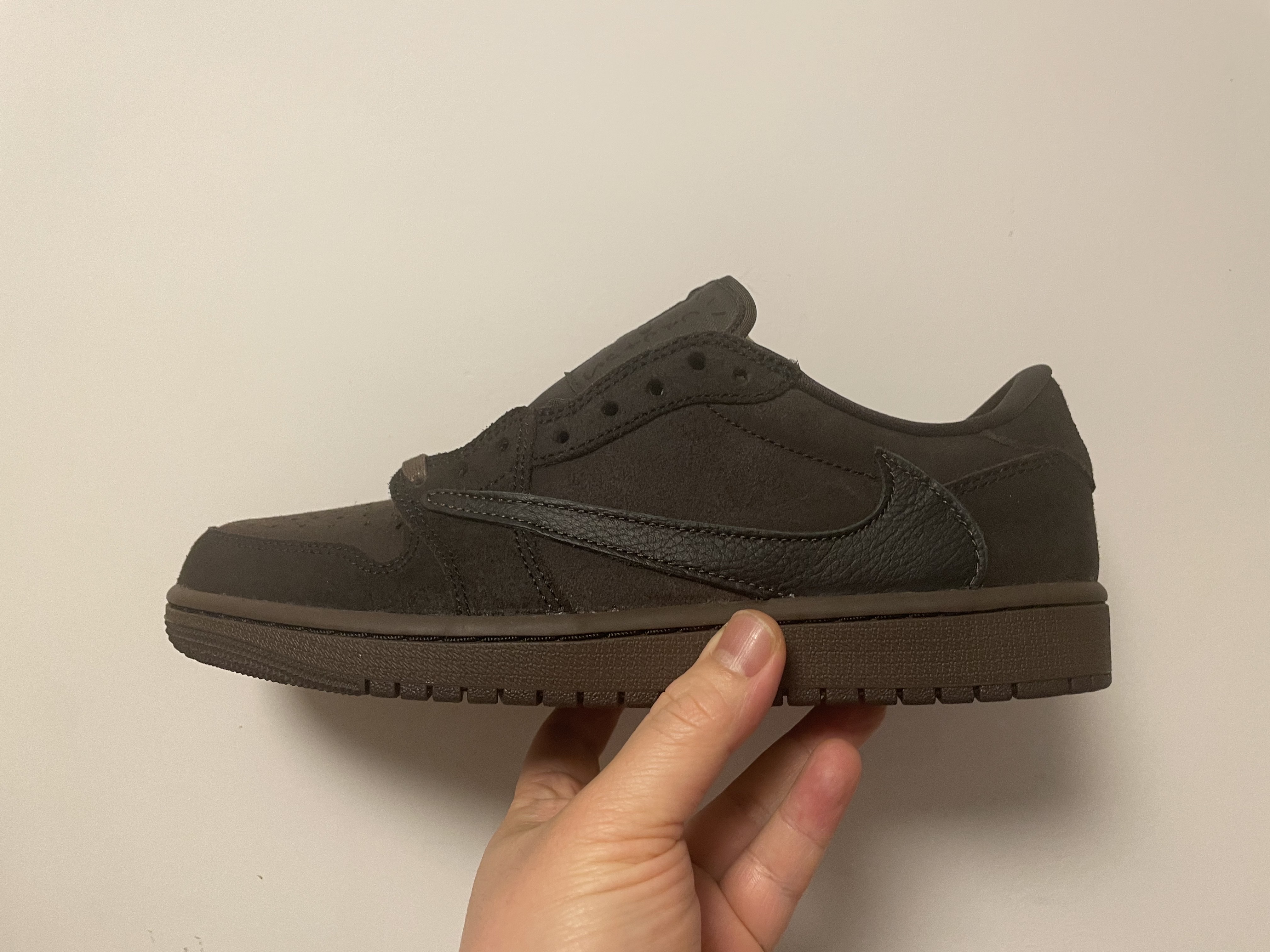 Jordan 1 x Travis Scott Retro Low OG SP Velvet Brown and Dark Mocha 착용 스타일 - 1