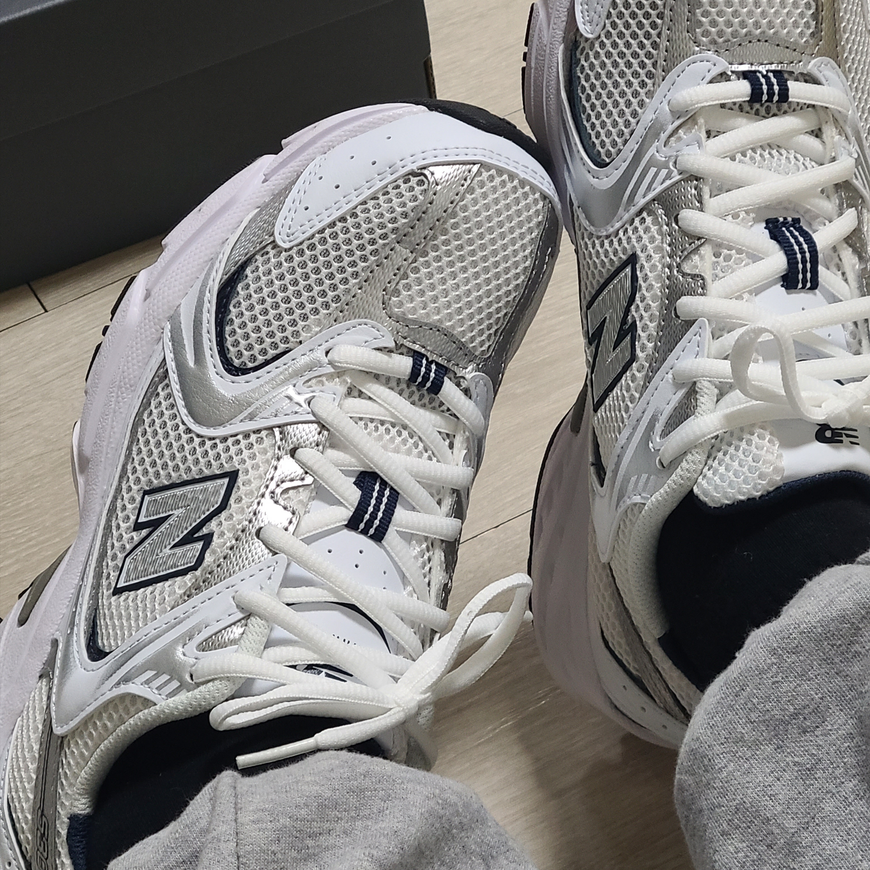 New Balance 530 White 착용 스타일 - 3