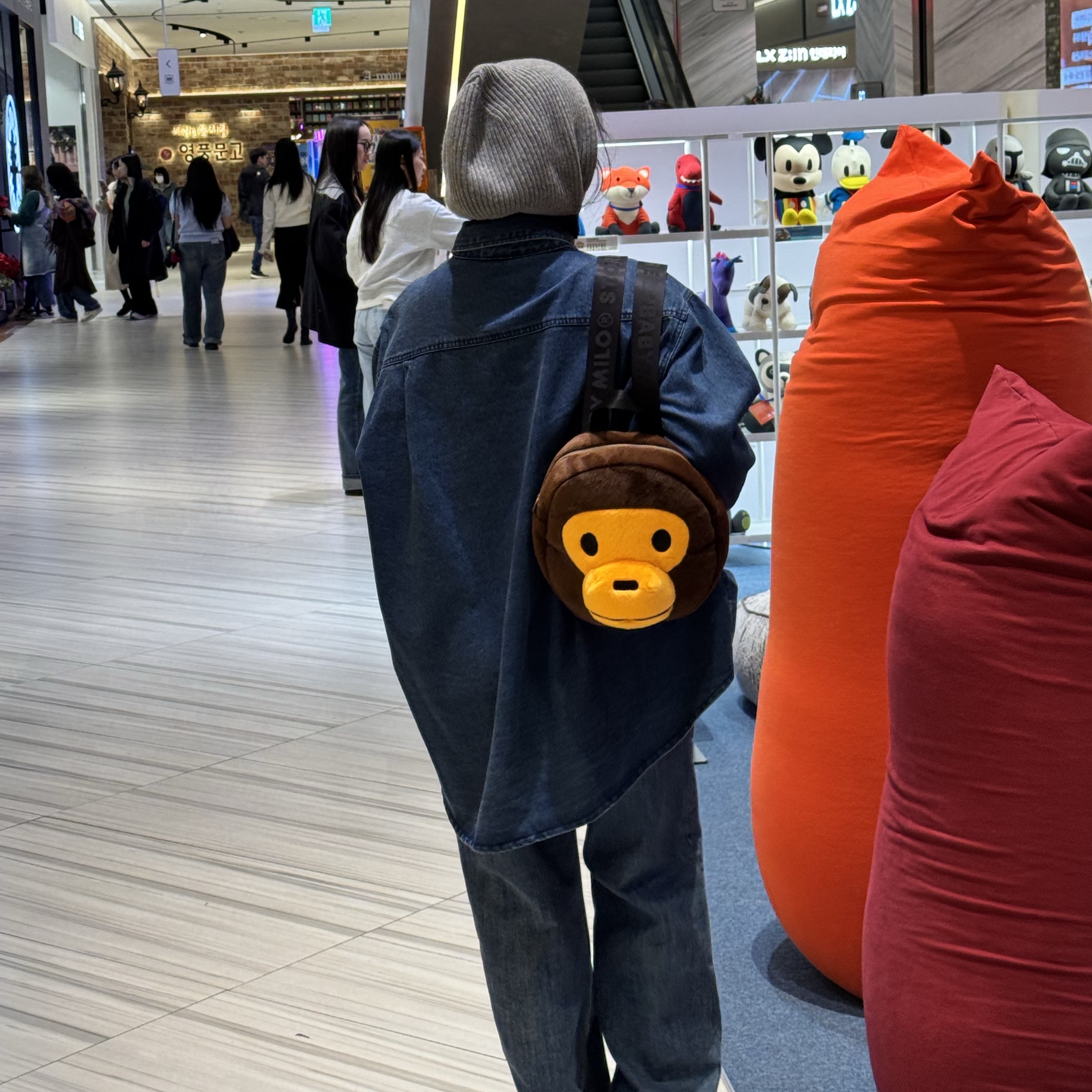 BAPE Baby Milo Plush Backpack Brown 착용 스타일
