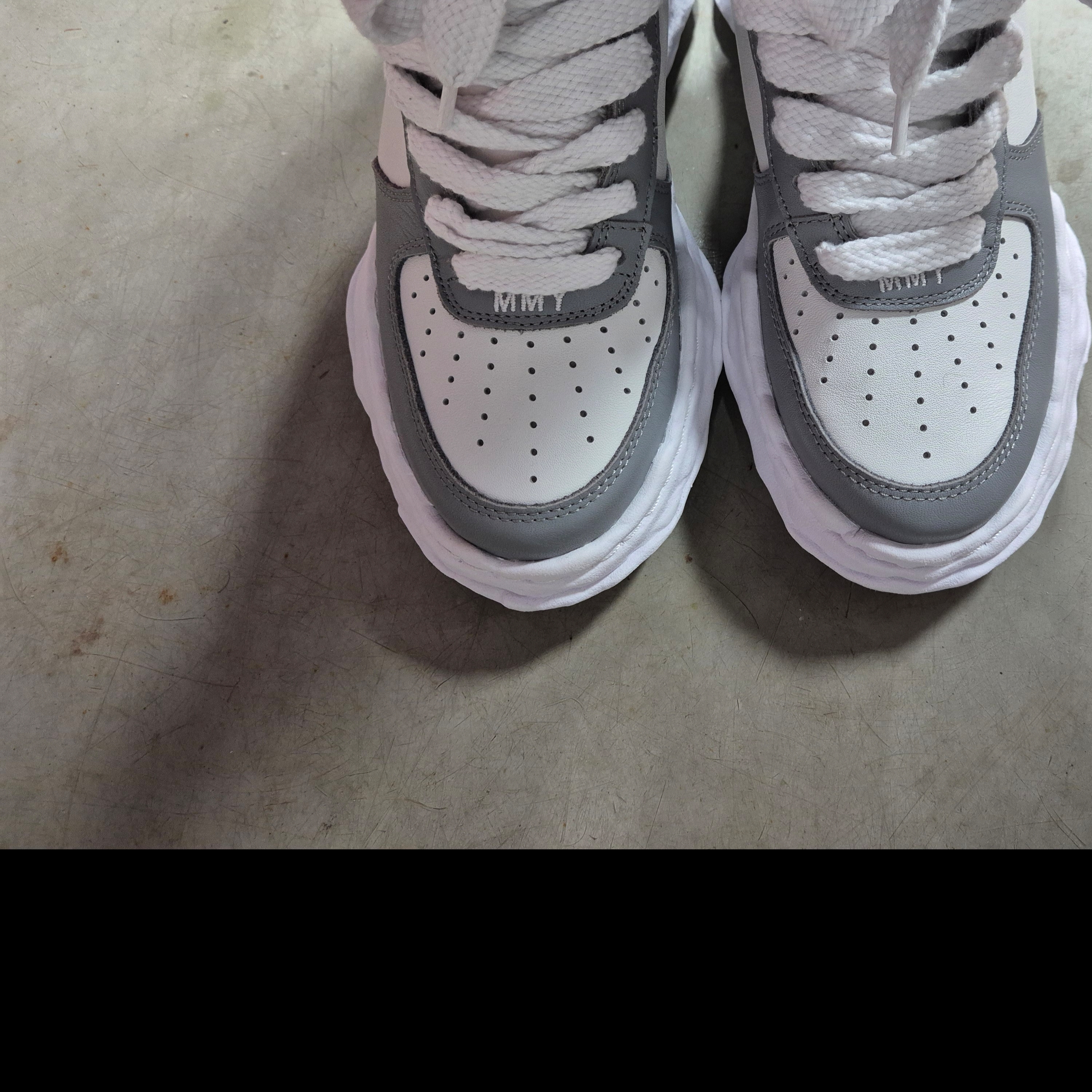 Maison Mihara Yasuhiro Wayne OG Sole Leather Low-top Sneakers Gray White 착용 스타일