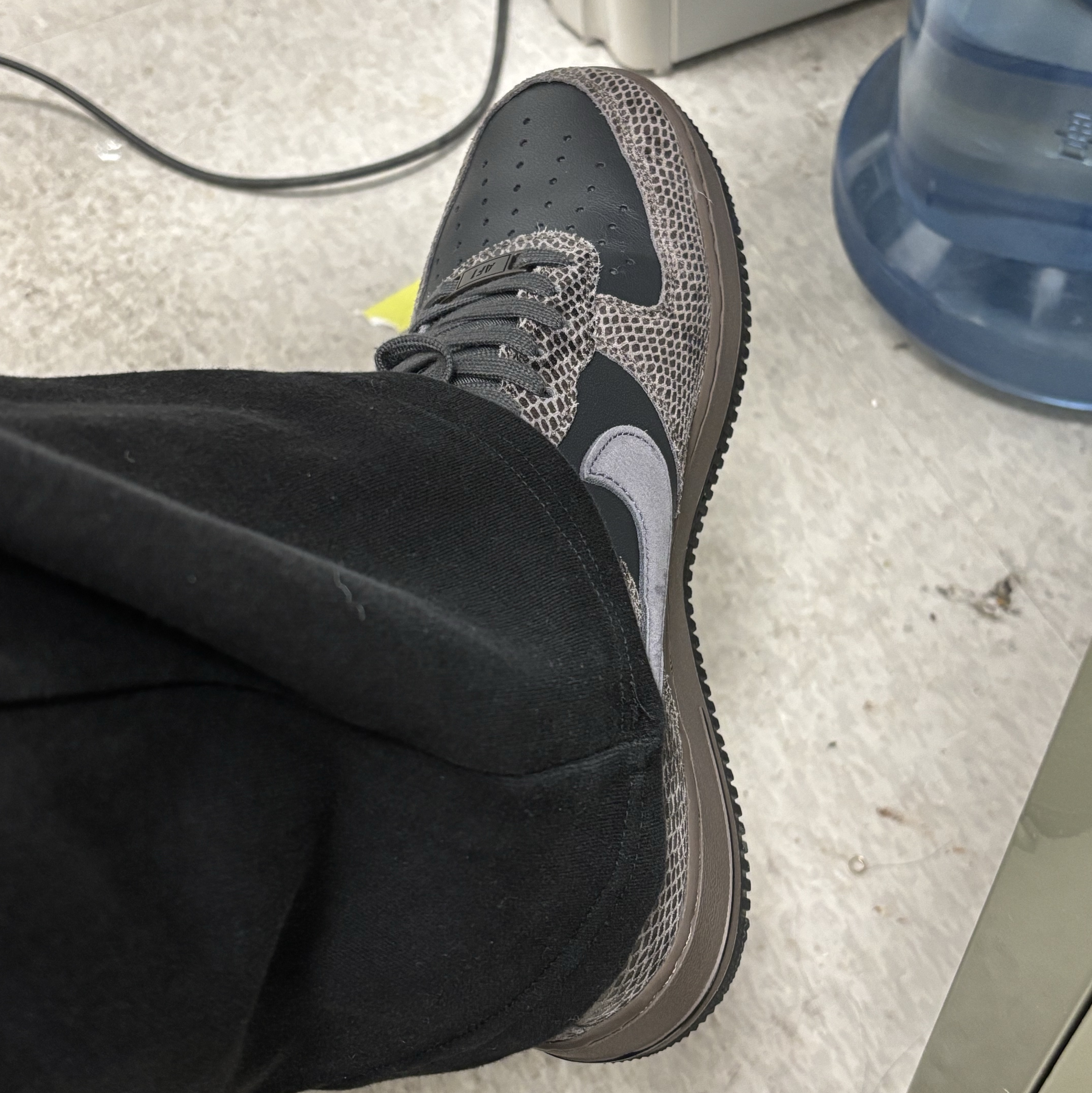 Nike Air Force 1 Low Snakeskin Off Noir Light Carbon 착용 스타일