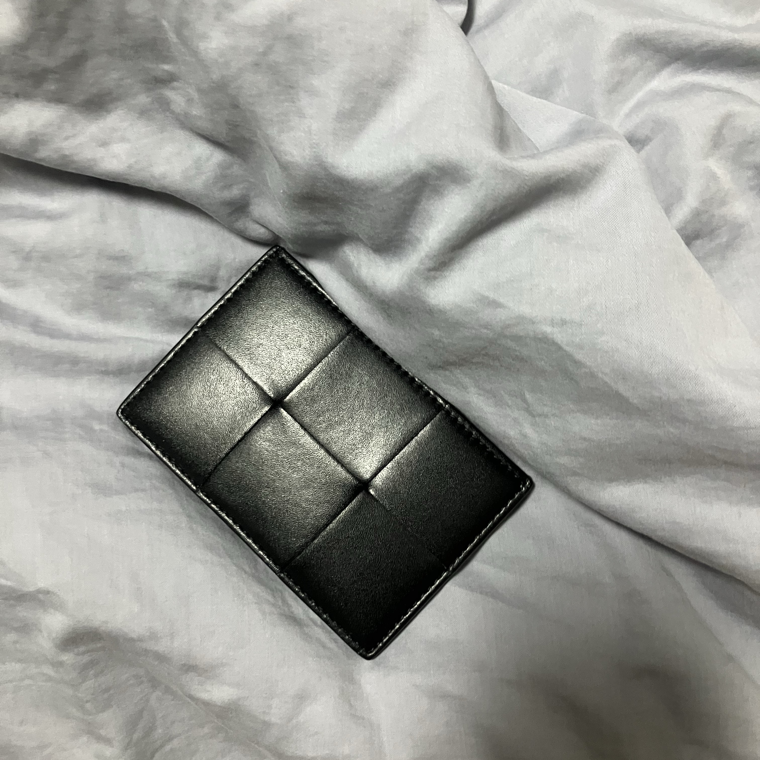 Bottega Veneta Credit Card Case Calfskin Black 착용 스타일