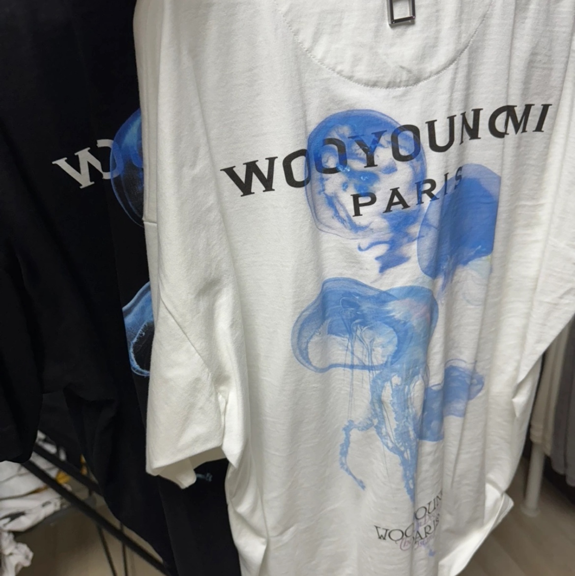 Wooyoungmi Luminous Jellyfish Back Logo T-Shirt Black - 24SS, Wooyoungmi Luminous Jellyfish Back Logo T-Shirt White - 24SS 착용 스타일