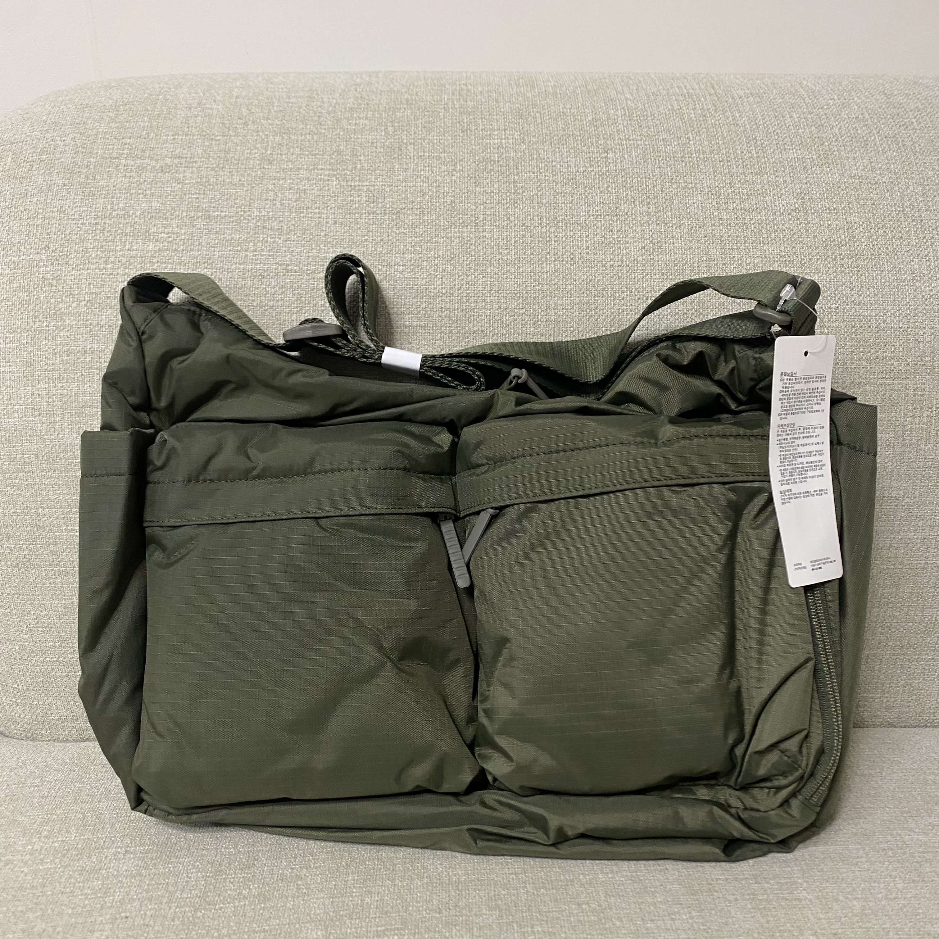 Uniqlo Multi Pocket Shoulder Bag Olive 착용 스타일
