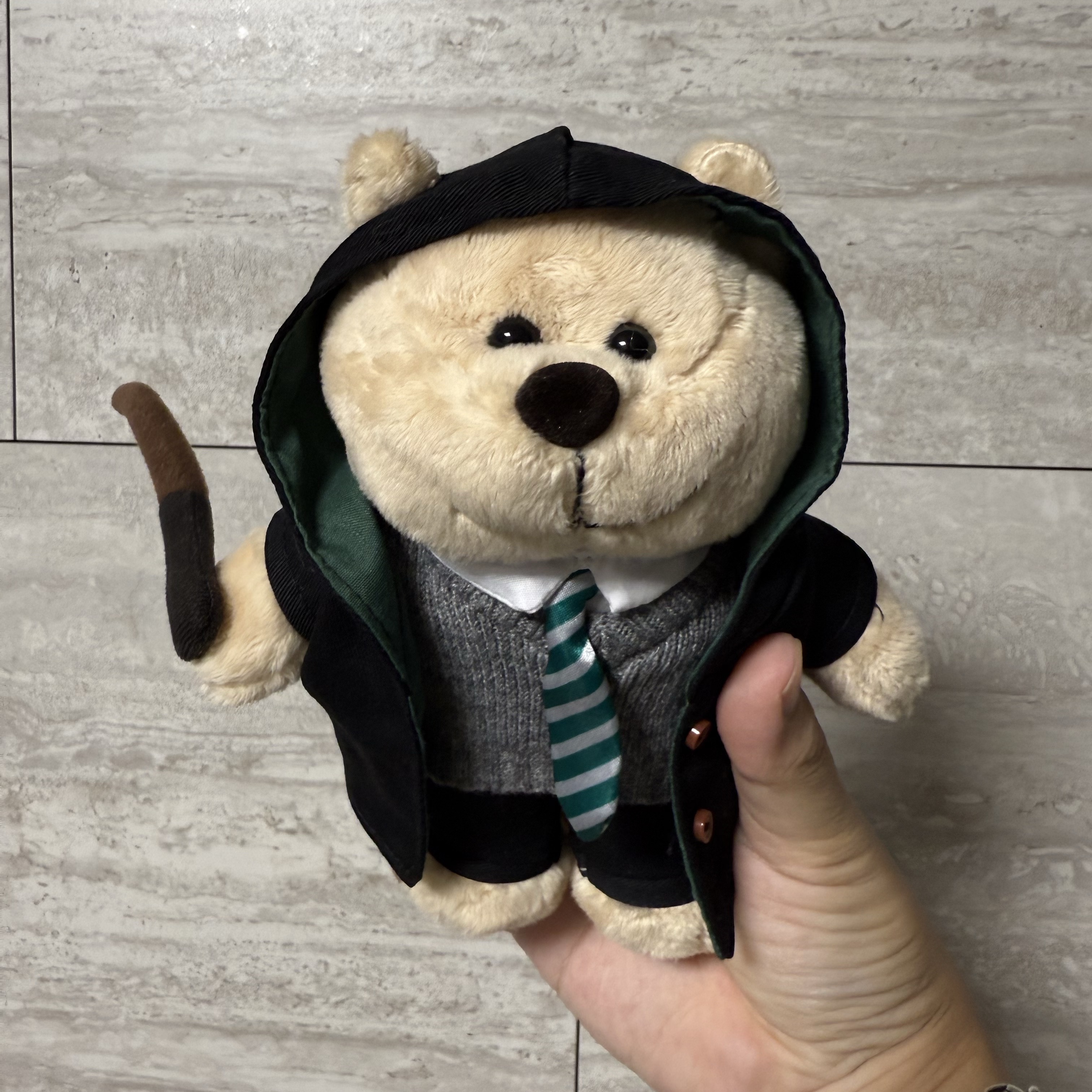 Starbucks x Harry Potter Bearista Plush Doll Beige 착용 스타일