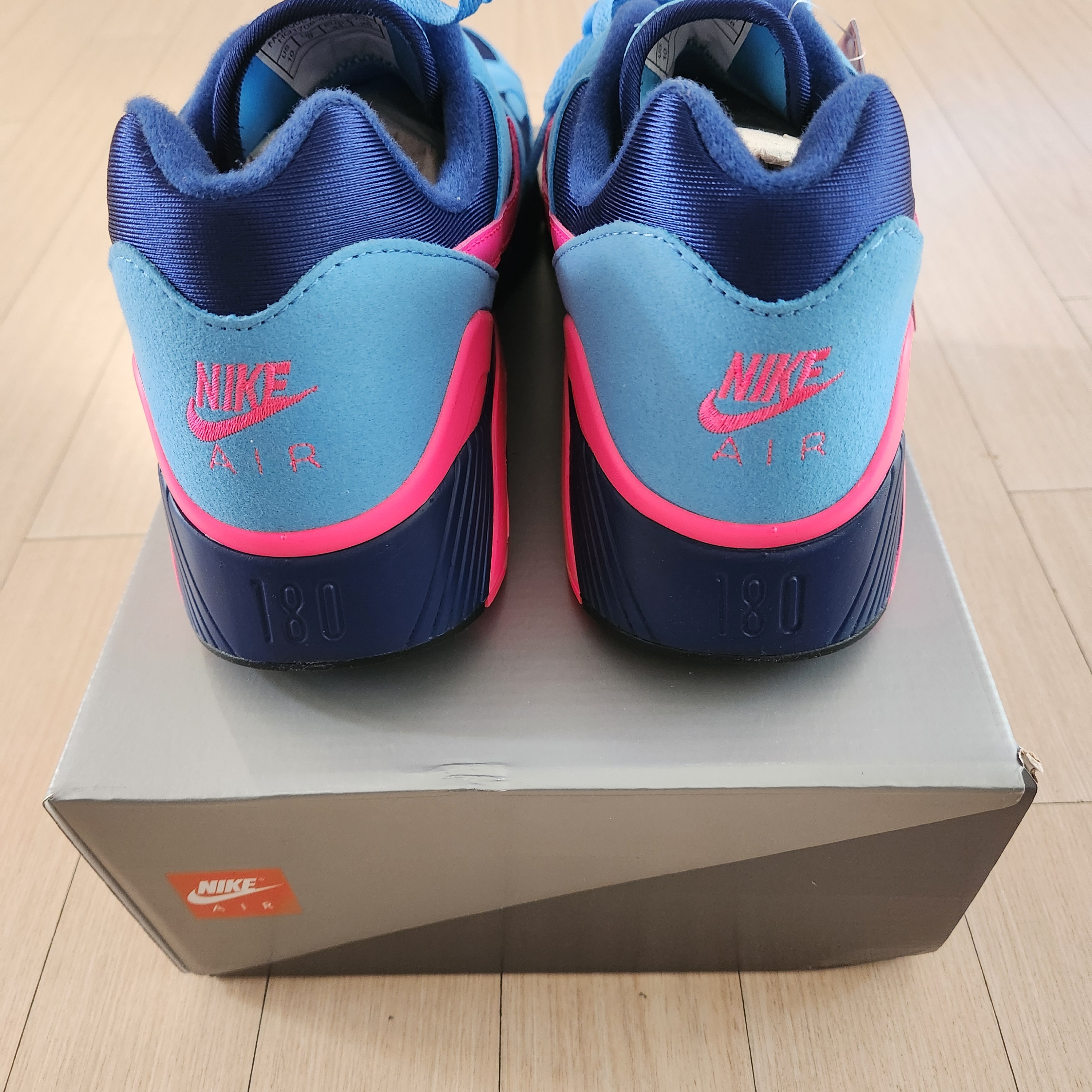Nike Air 180 University Blue and Hyper Pink 착용 스타일 - 3
