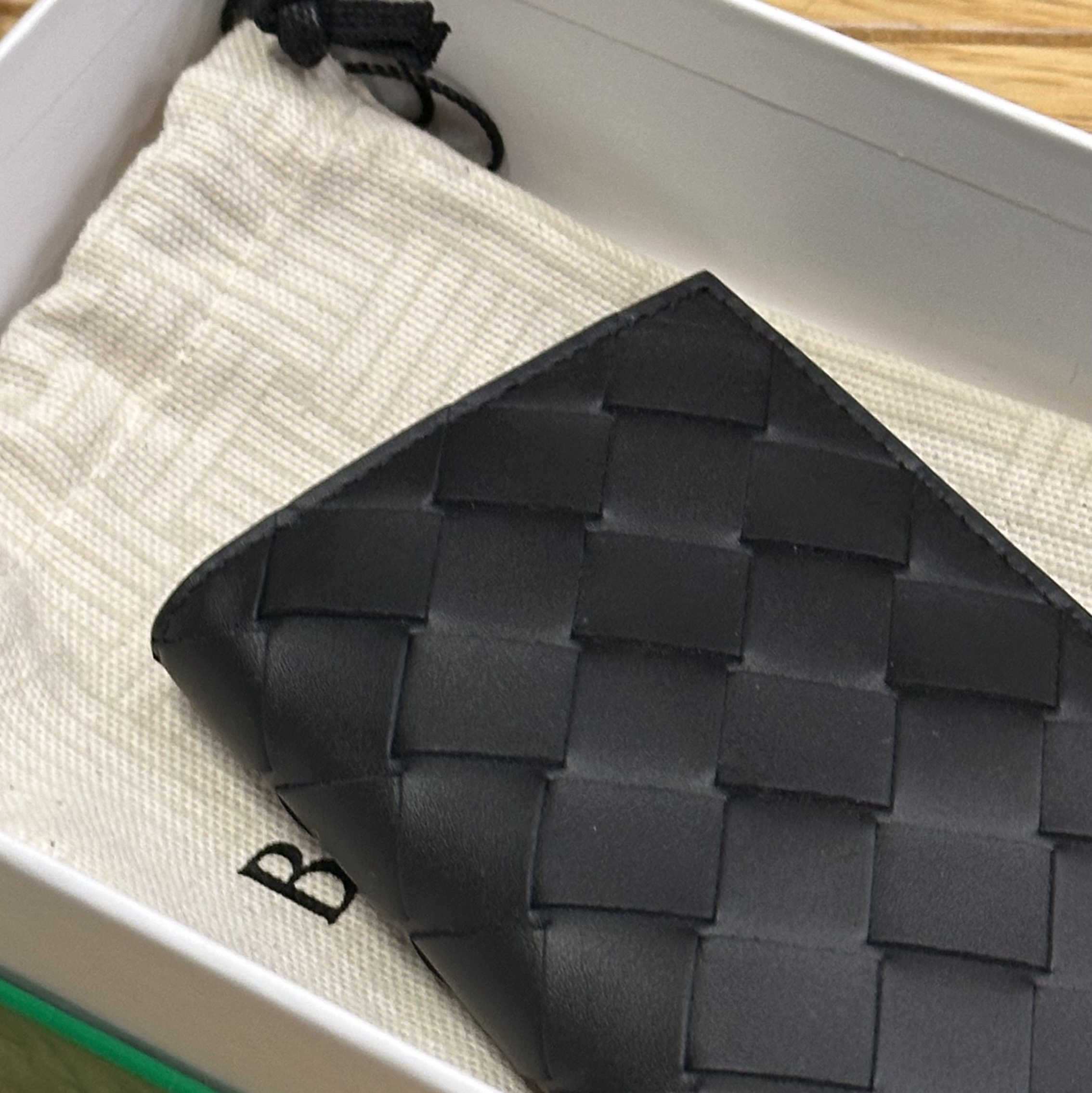 Bottega Veneta Flap Card Case Black 착용 스타일