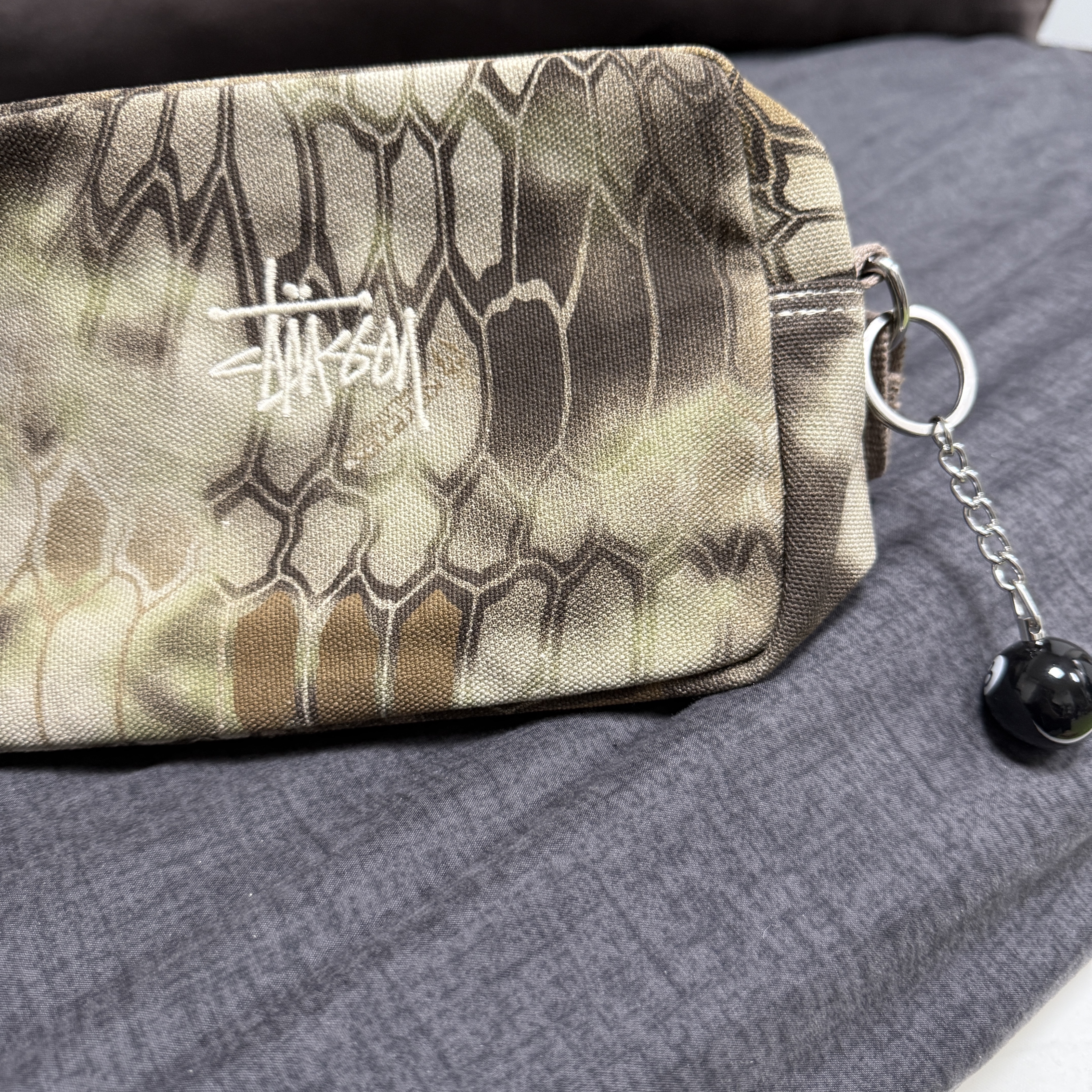 Stussy Canvas Side Pouch Highlander, Stussy 8 Ball Keychain Black 착용 스타일