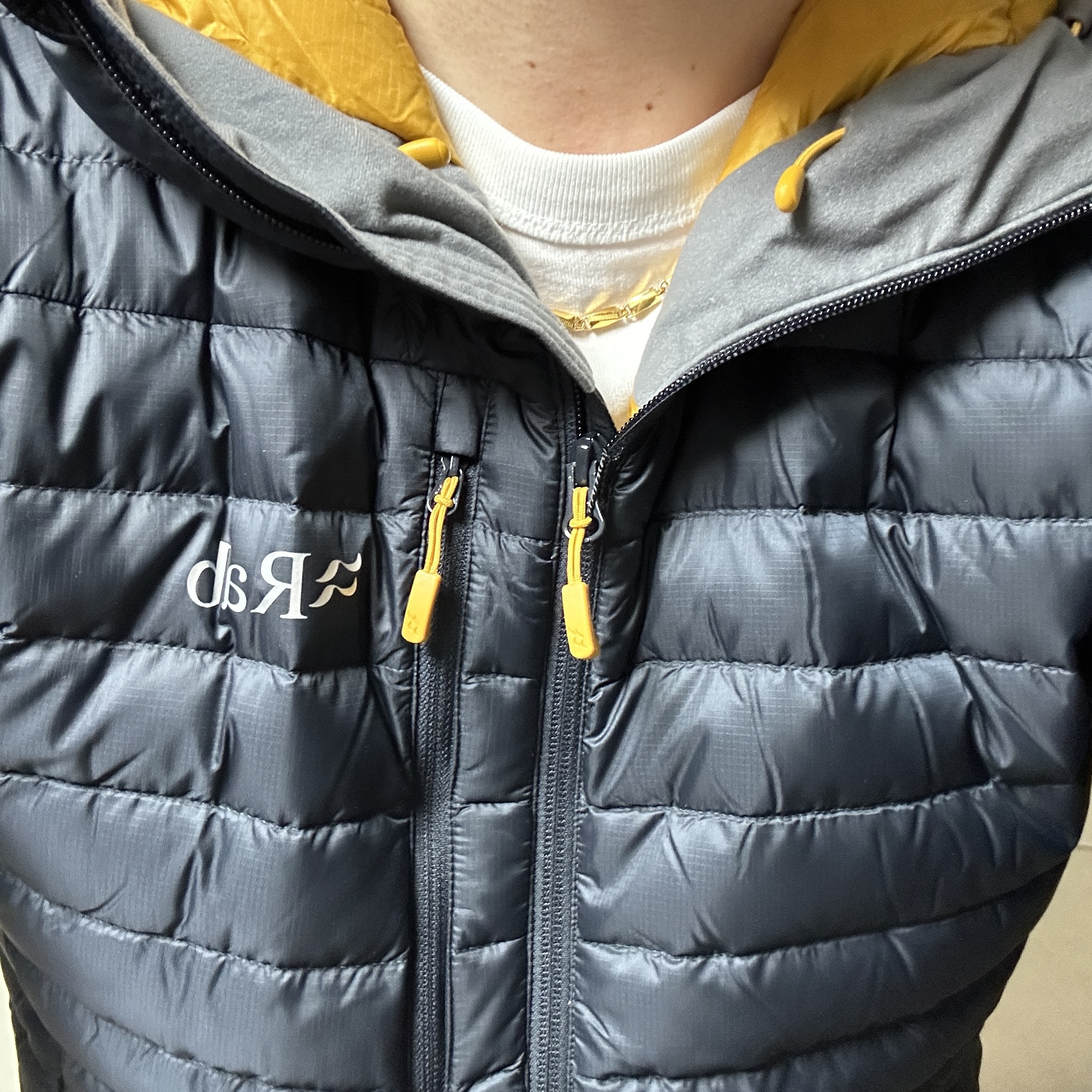 Rab Microlight Alpine Jacket Beluga 착용 스타일